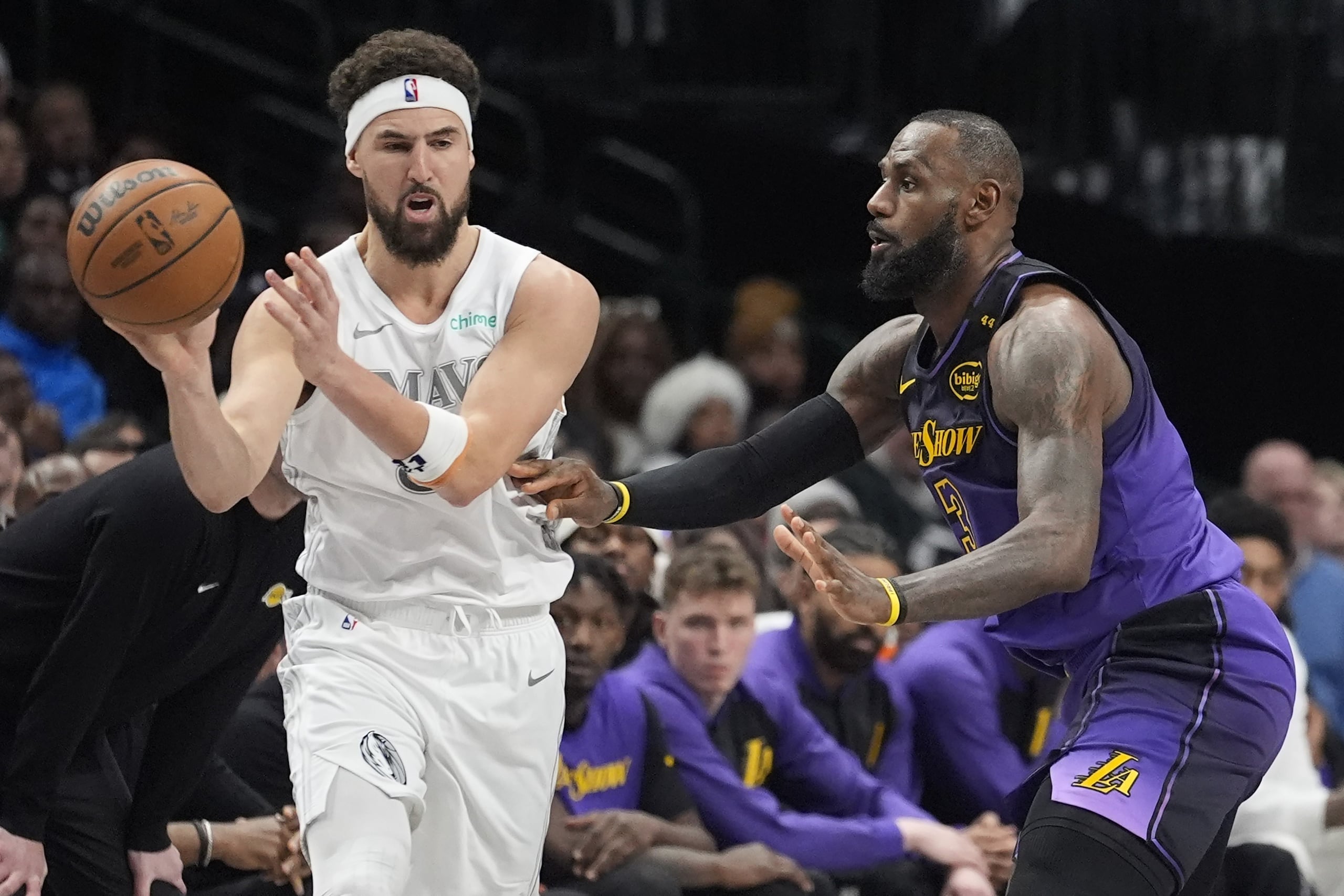 Klay Thompson, de los Mavericks, busca pasar el balón contra Lebron James, de los Lakers.