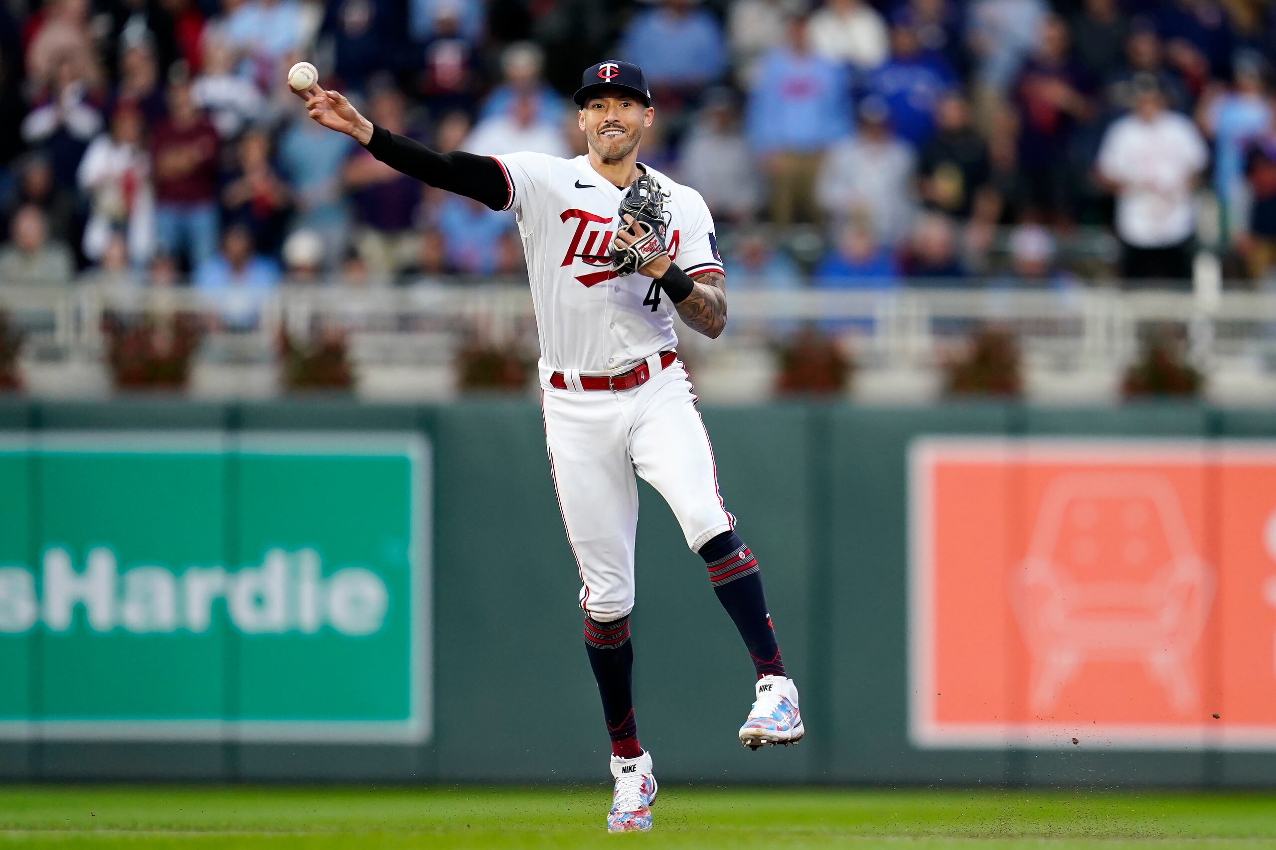 Carlos Correa, de los Twins de Minnesota, lanza a la primera base para sacar a Bo Bichette, de los Blue Jays de Toronto, en la octava entrada del segundo juego de comodines de la Americana.