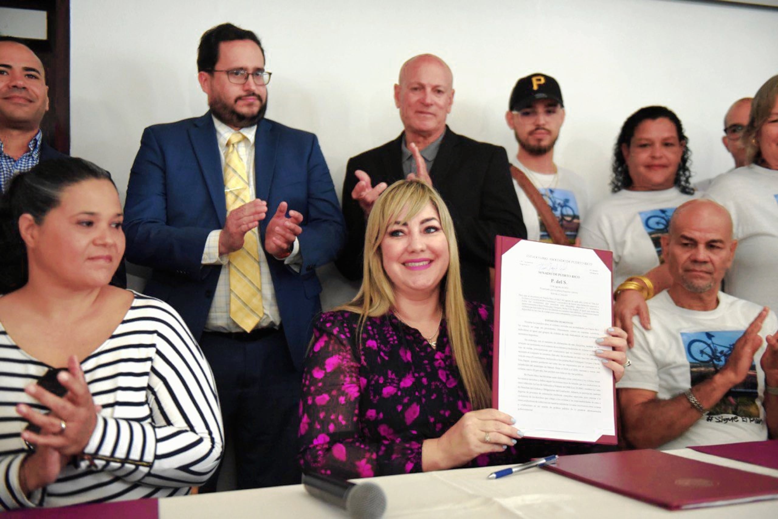 Riquelme estampó su firma en la medida durante una sencilla pero emotiva ceremonia.