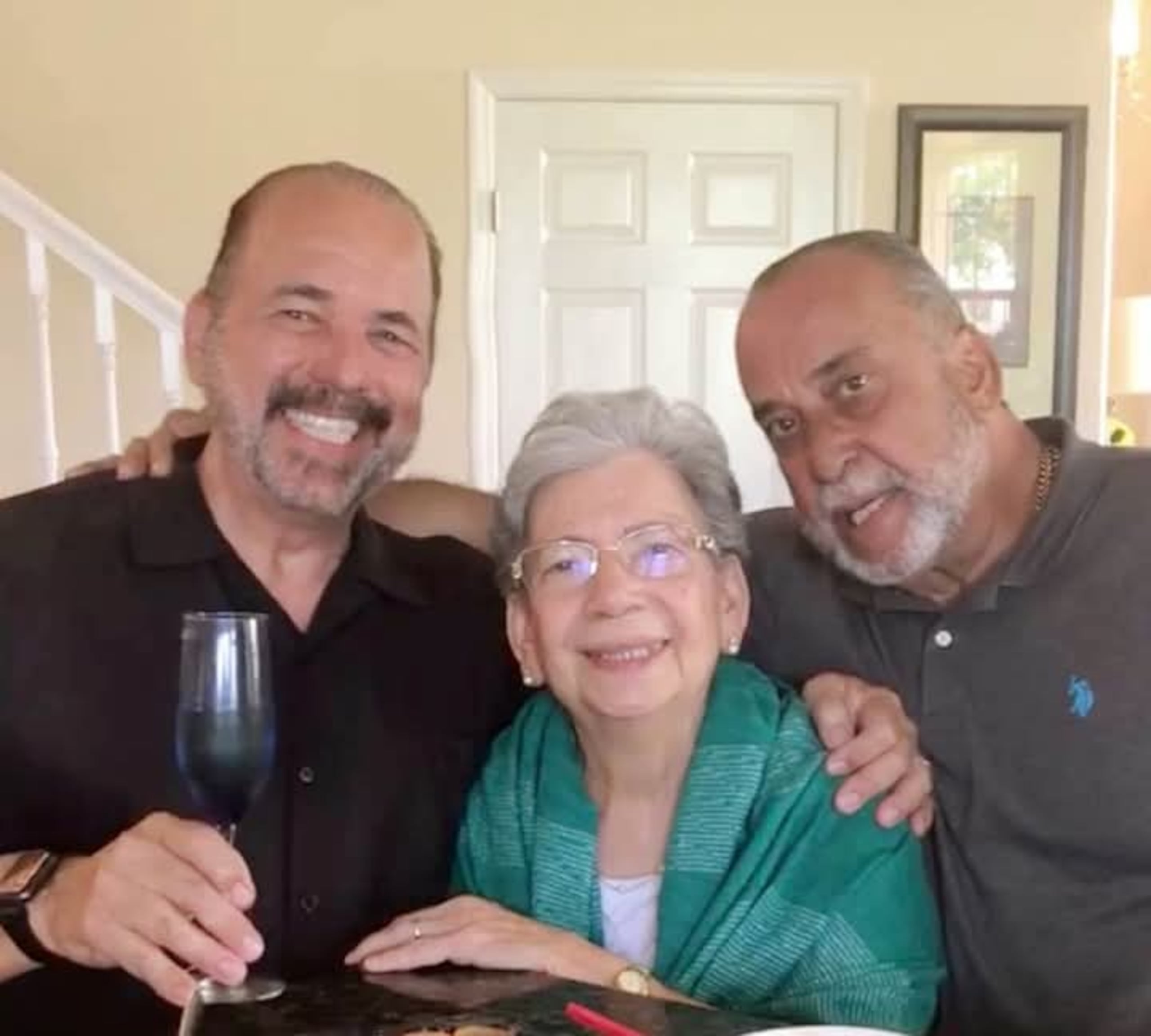 Junno Faría junto a madre, doña Luz Esther, y su hermano Tony.