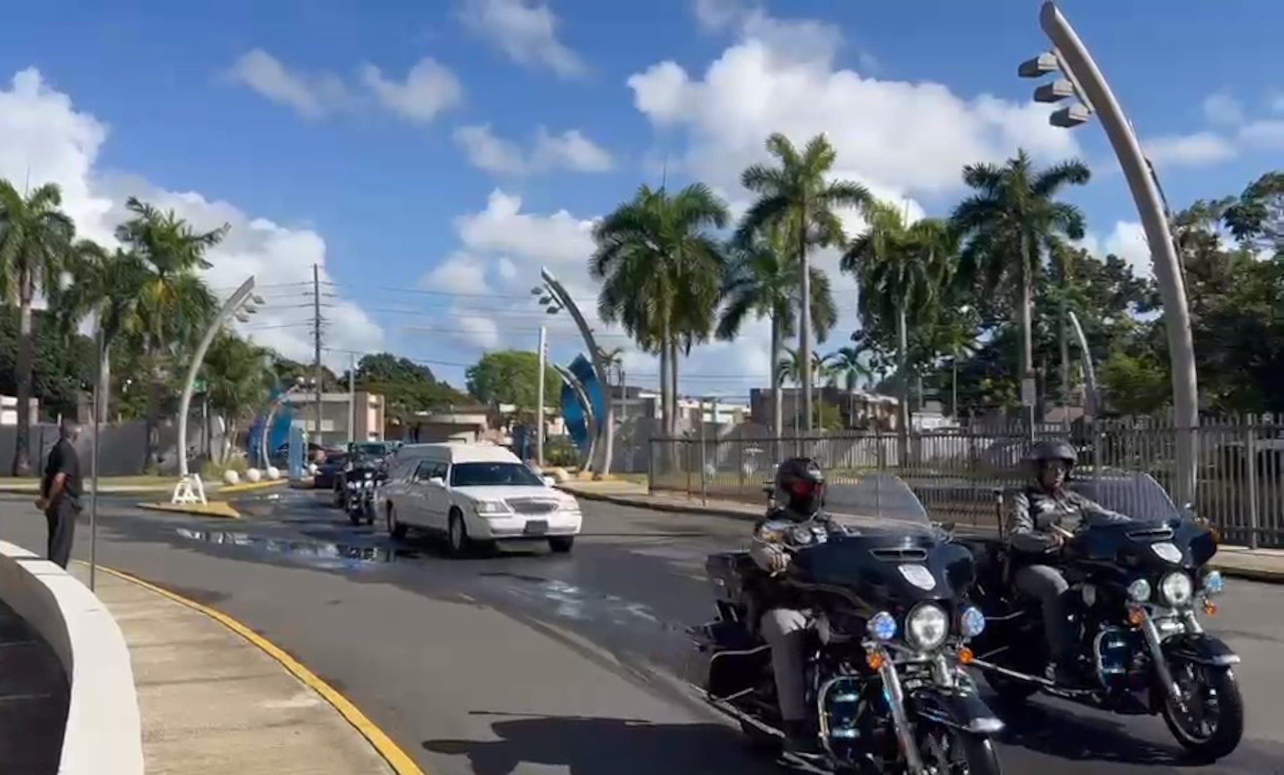 Entrada del cortejo fúnebre al complejo deportivo de Bayamón.