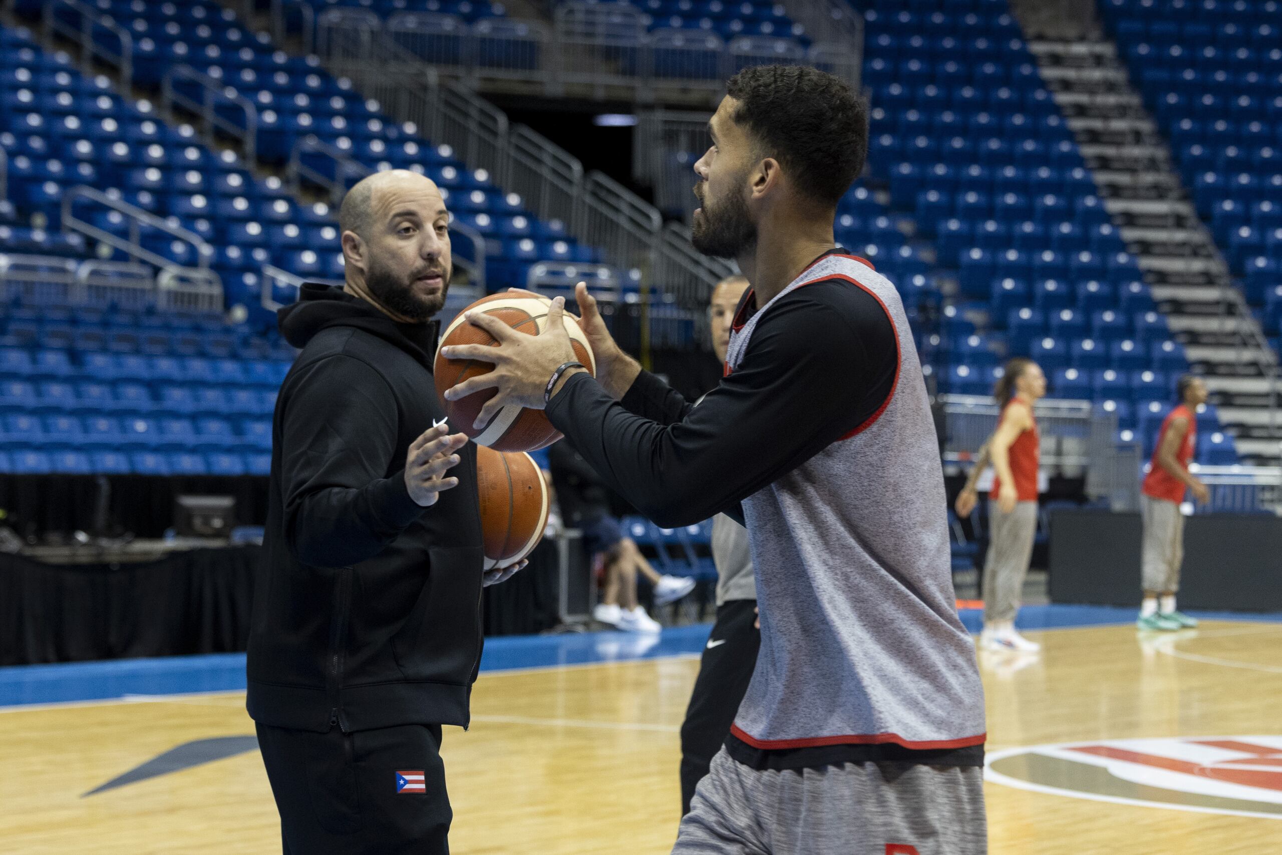 Carlos González, asistente técnico de Puerto Rico, trabaja con Toro.