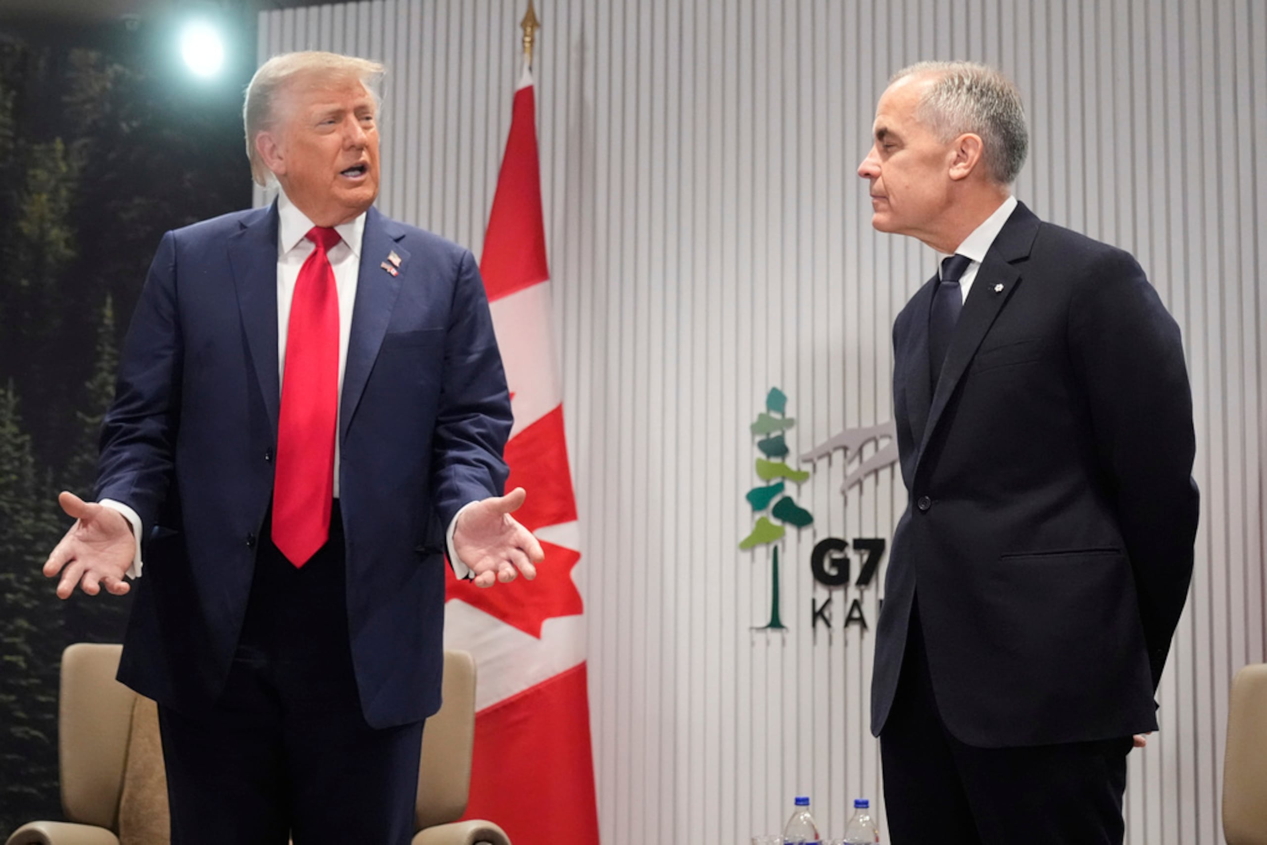 El presidente Donald Trump habla durante una reunión con el primer ministro de Canadá, Mark Carney, al margen de la cumbre del G7, este lunes en Kananaskis, Canadá.