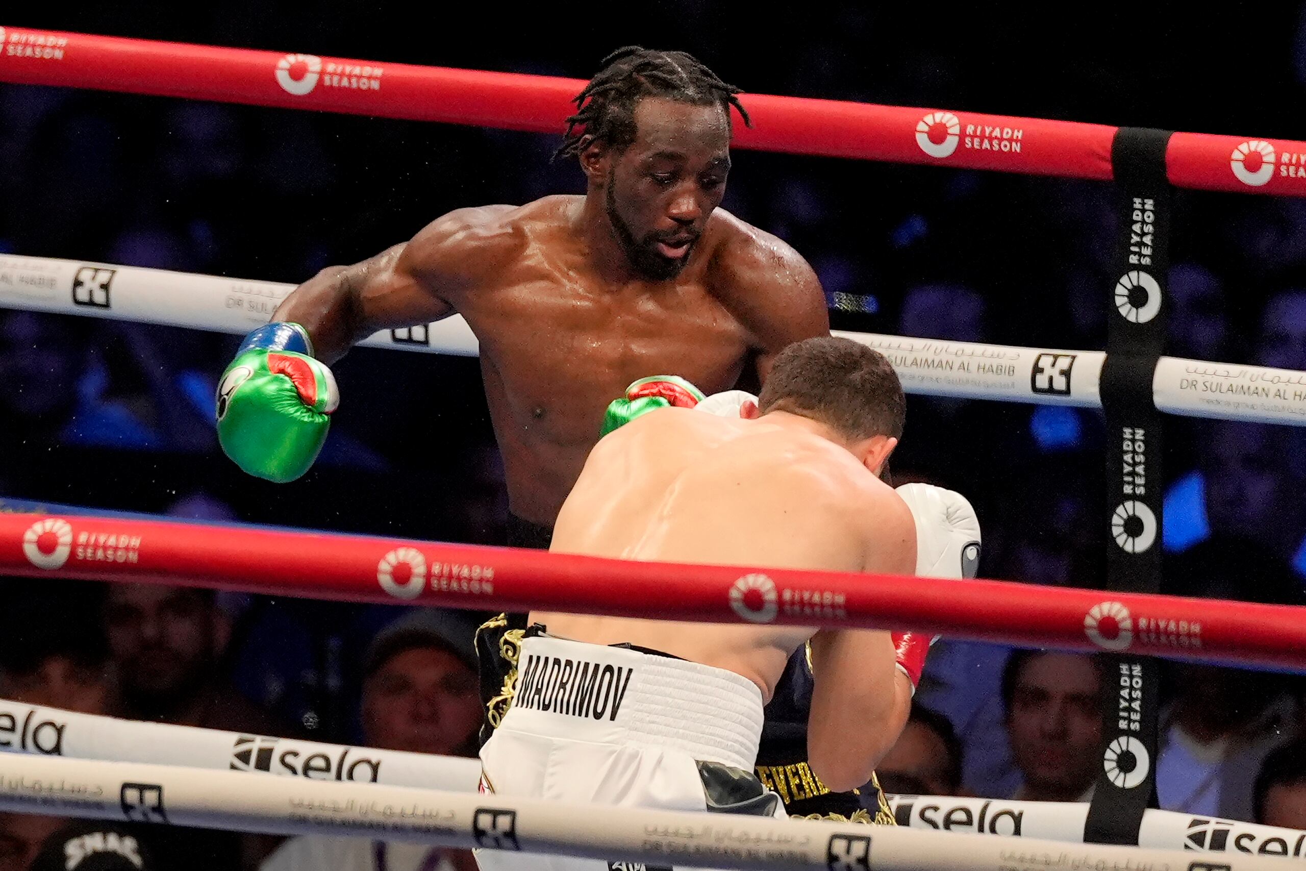Terence Crawford le lanza un golpe a Israil Madrimov durante su combate en Los Ángeles el sábado.