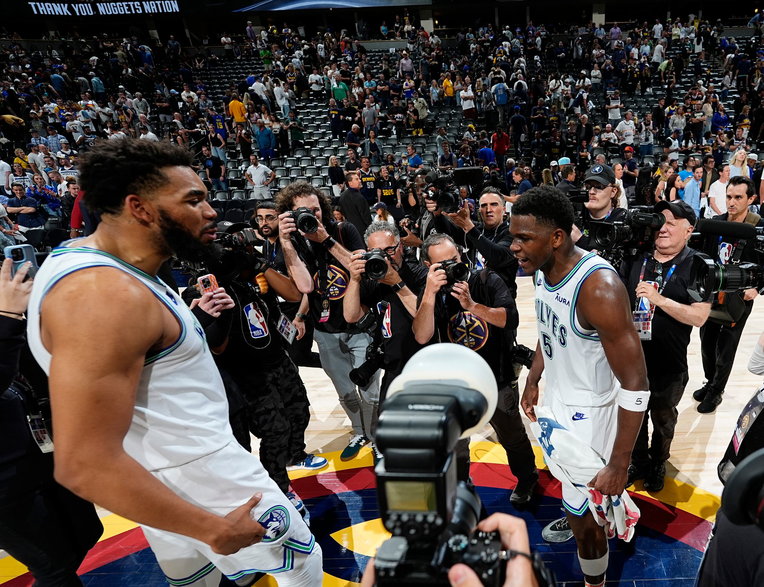 De los Timberwolves, Karl-Anthony Towns, a la izquierda, es el jugador que más cree en su equipo para avanzar a la final de la NBA, dijo Barea.