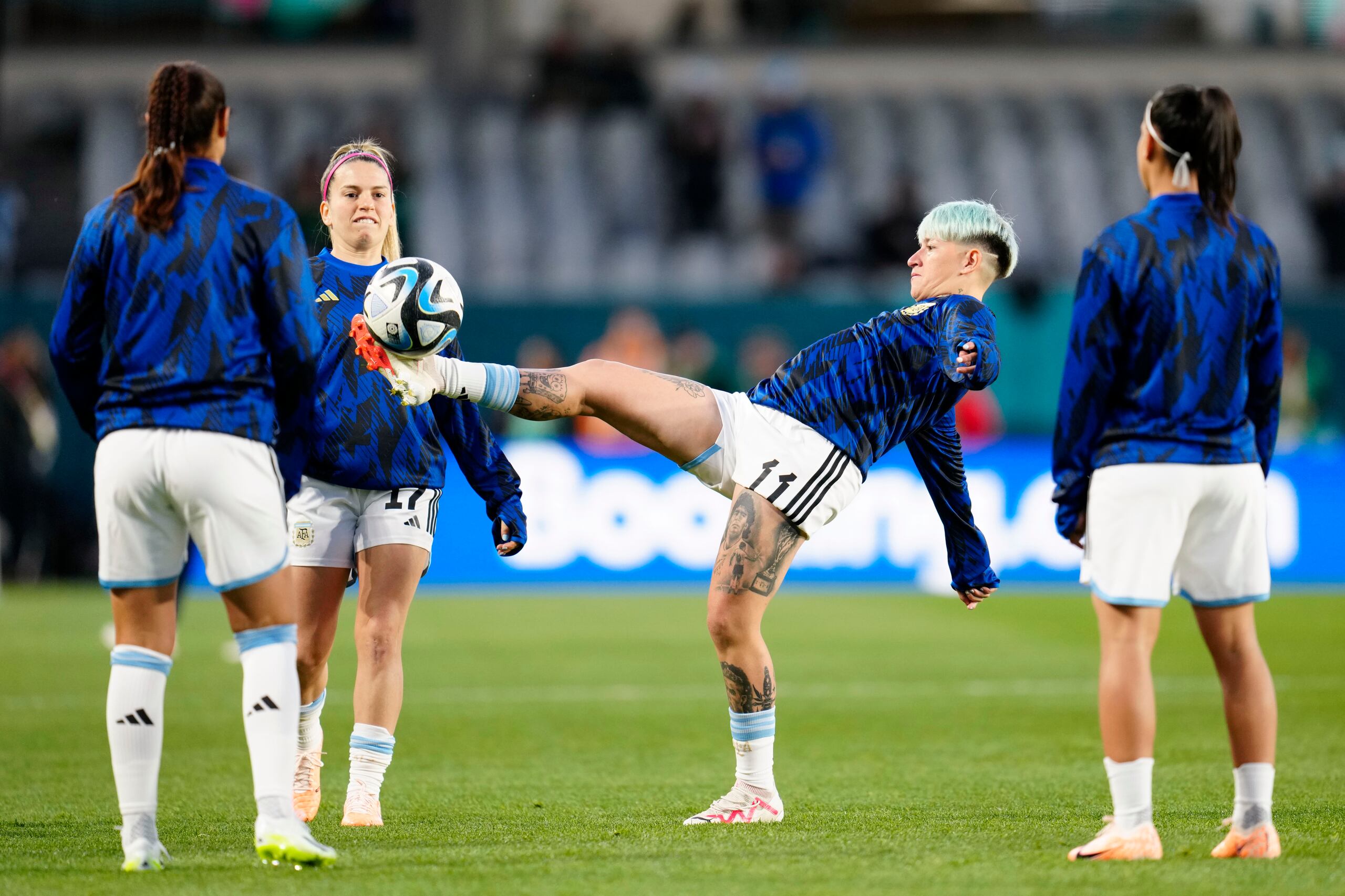La delantera argentina Yamila Rodríguez patea un balón previo al partido contra Italia por la Copa Mundial femenina en Auckland, Nueva Zelanda, el lunes 24 de julio de 2023.