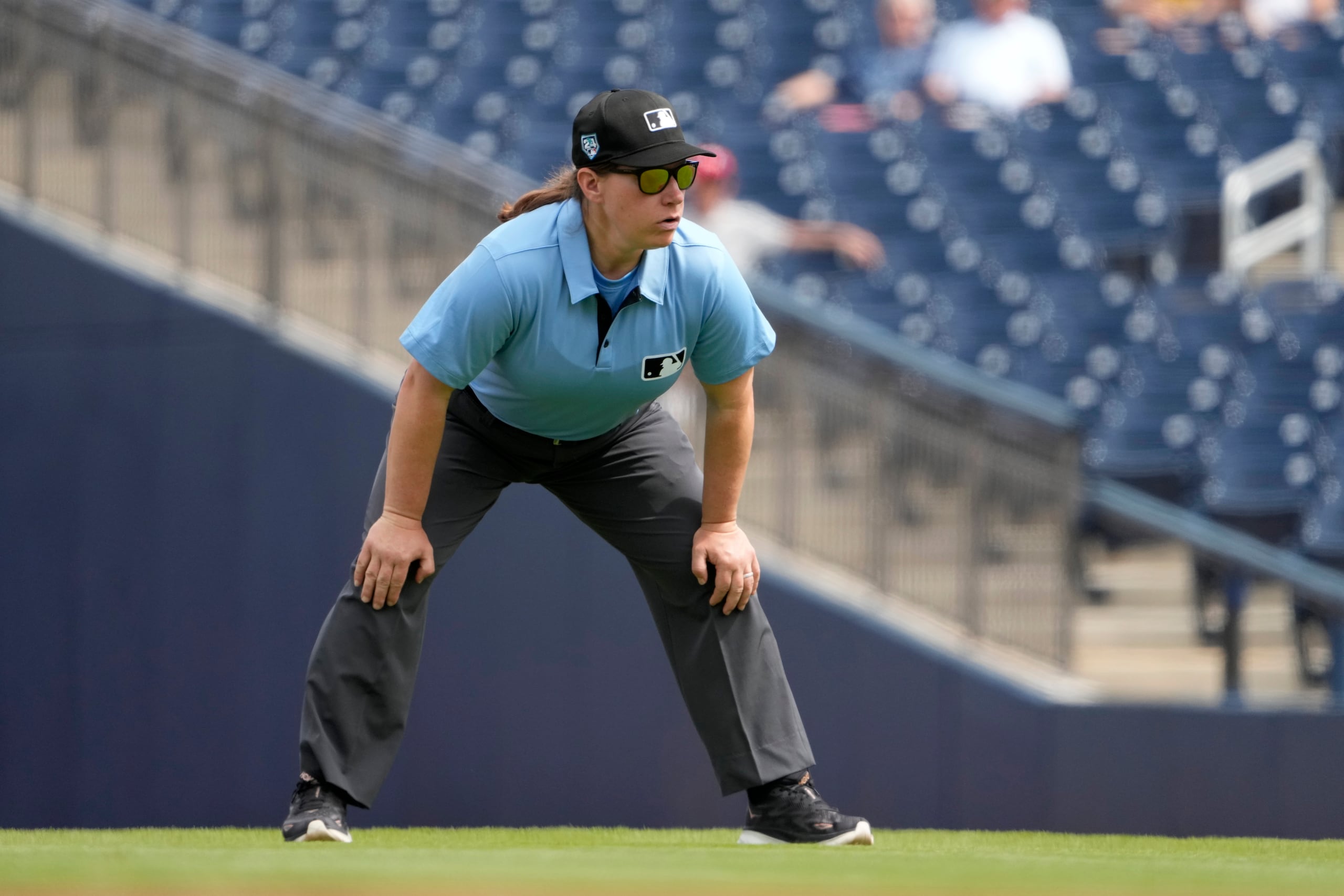 La umpire Jen Pawol aparece aquí durante un juego de pretemporada entre los Cardinals de San Luis y los Nationals de Washington, el 4 de marzo de 2024, en West Palm Beach, Florida.