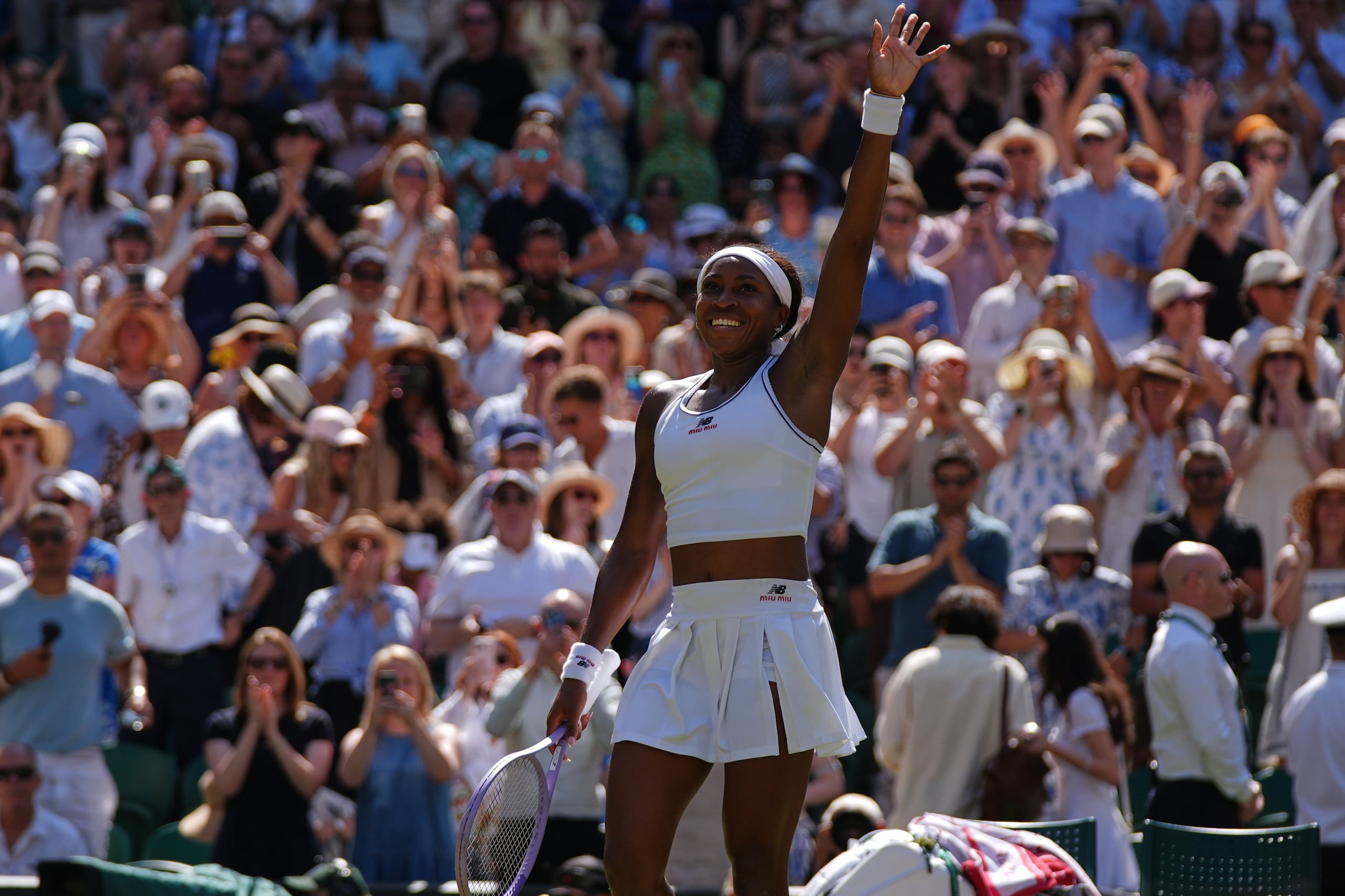 La estadounidense Coco Gauff celebra al vencer a su compatriota Jessica Pegula en los cuartos de final de Wimbledon.