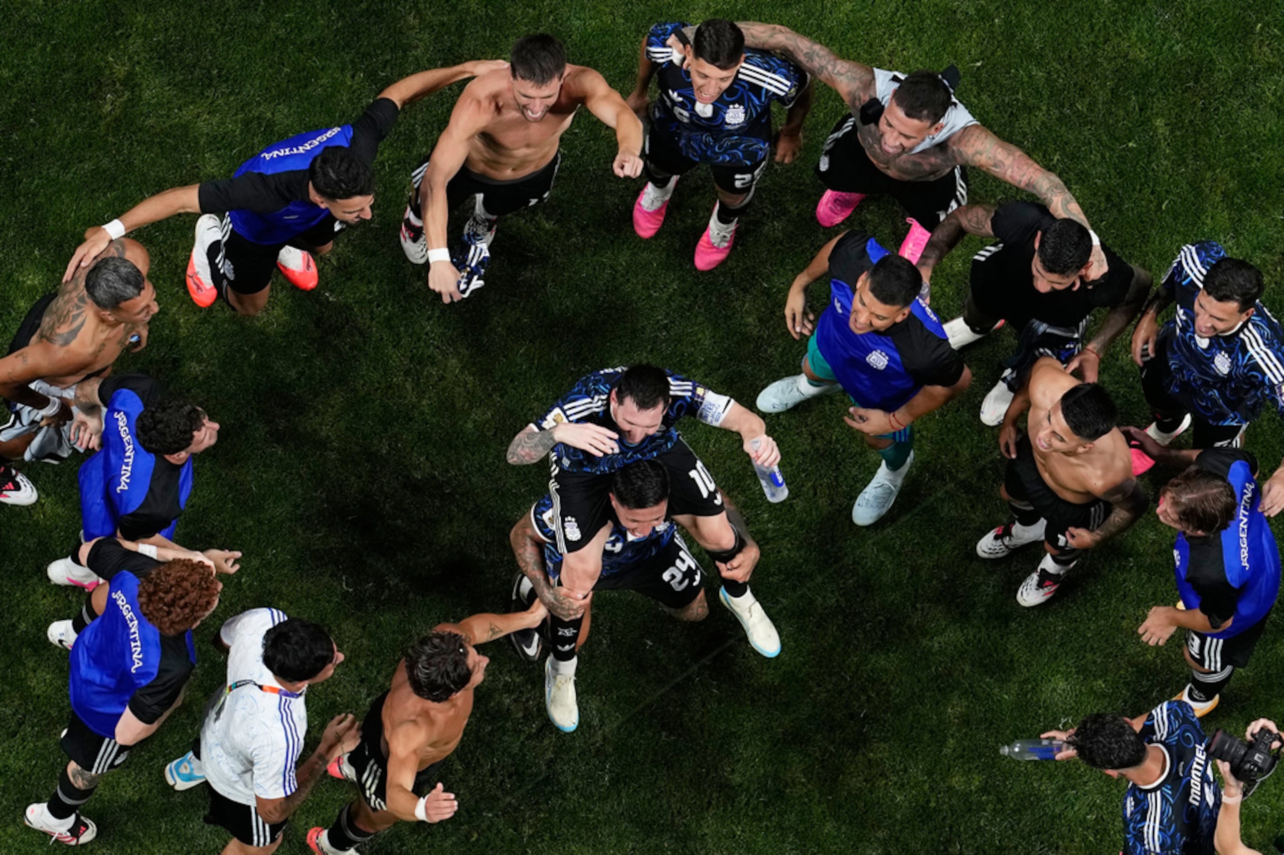 Lionel Messi celebra con sus compañeros el pase a la final del Mundial.