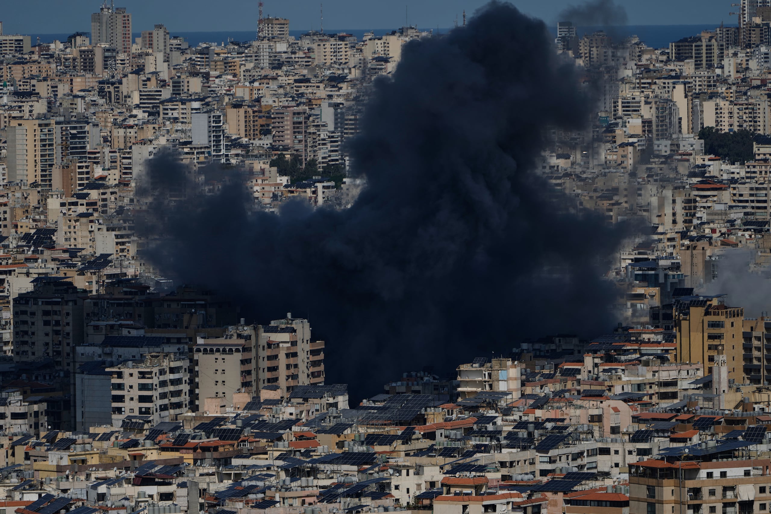 El humo se eleva tras un ataque aéreo israelí en Dahiyeh, un suburbio al sur de Beirut, Líbano, el lunes 9 de marzo de 2026. (AP Foto/Bilal Hussein)