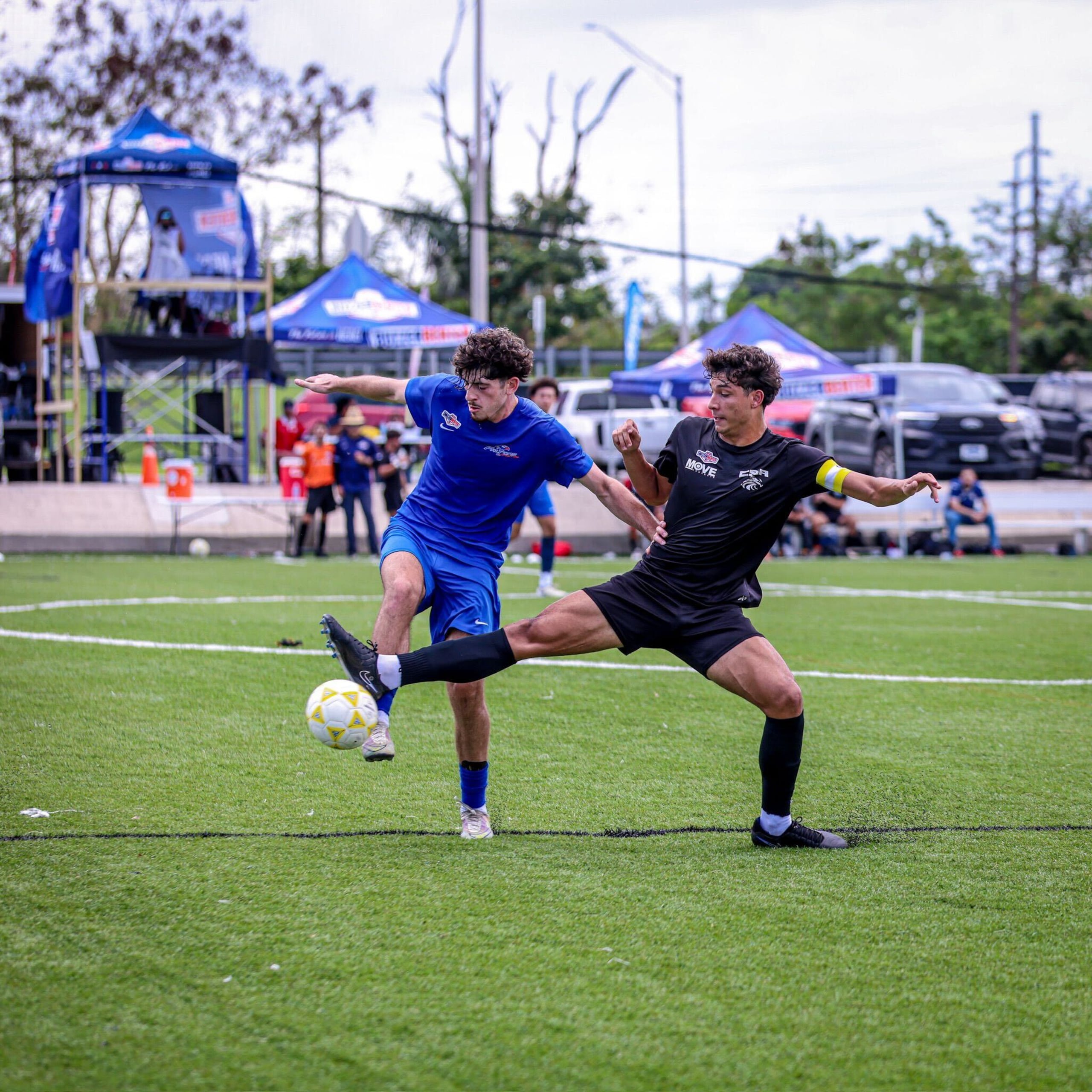 Eliseo Gomez, de Cupeyvulle, y Alejandro Vila, de San Antonio RP, luchan por el balón.