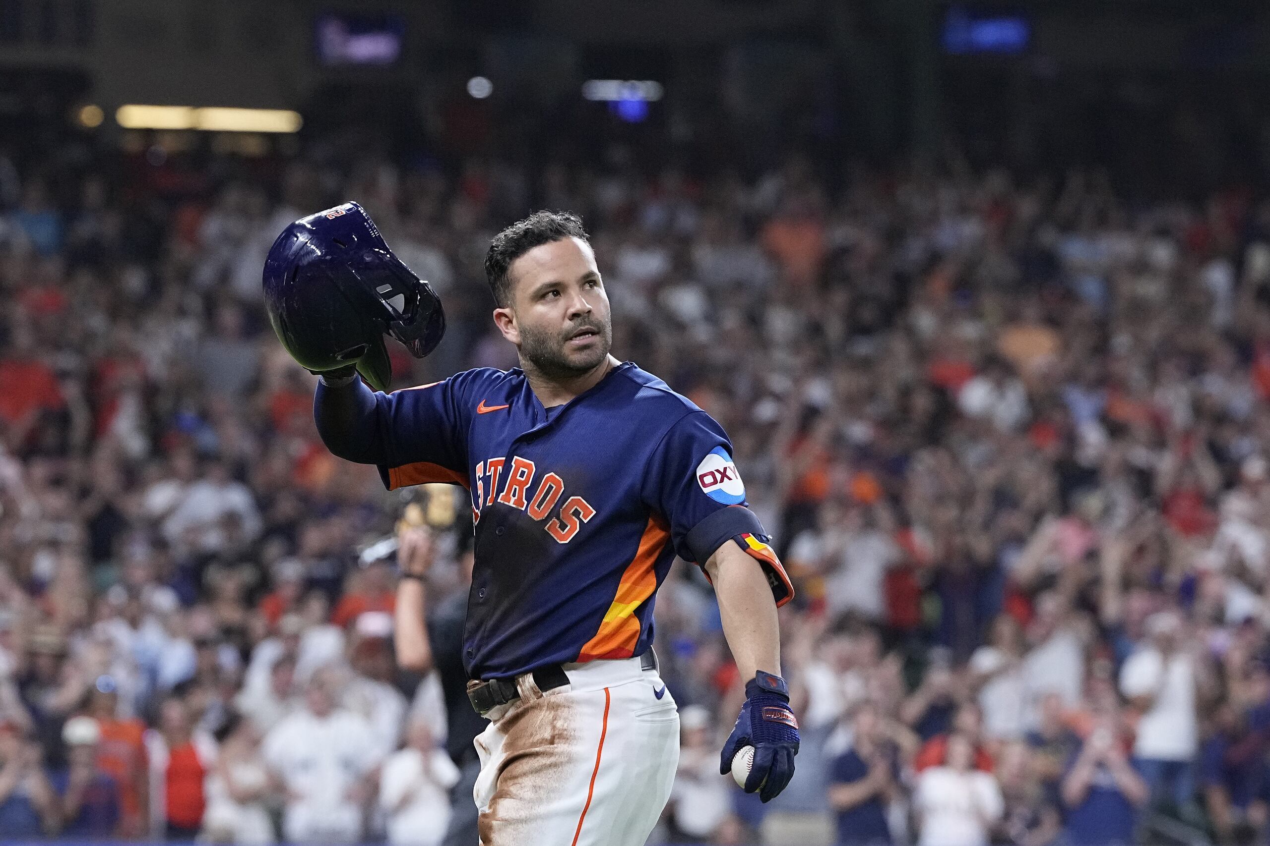 El venezolano José Altuve, de los Astros de Houston, agradece los aplausos tras conectar su hit 2,000, en el juego del sábado 19 de agosto de 2023 ante los Marineros de Seattle.