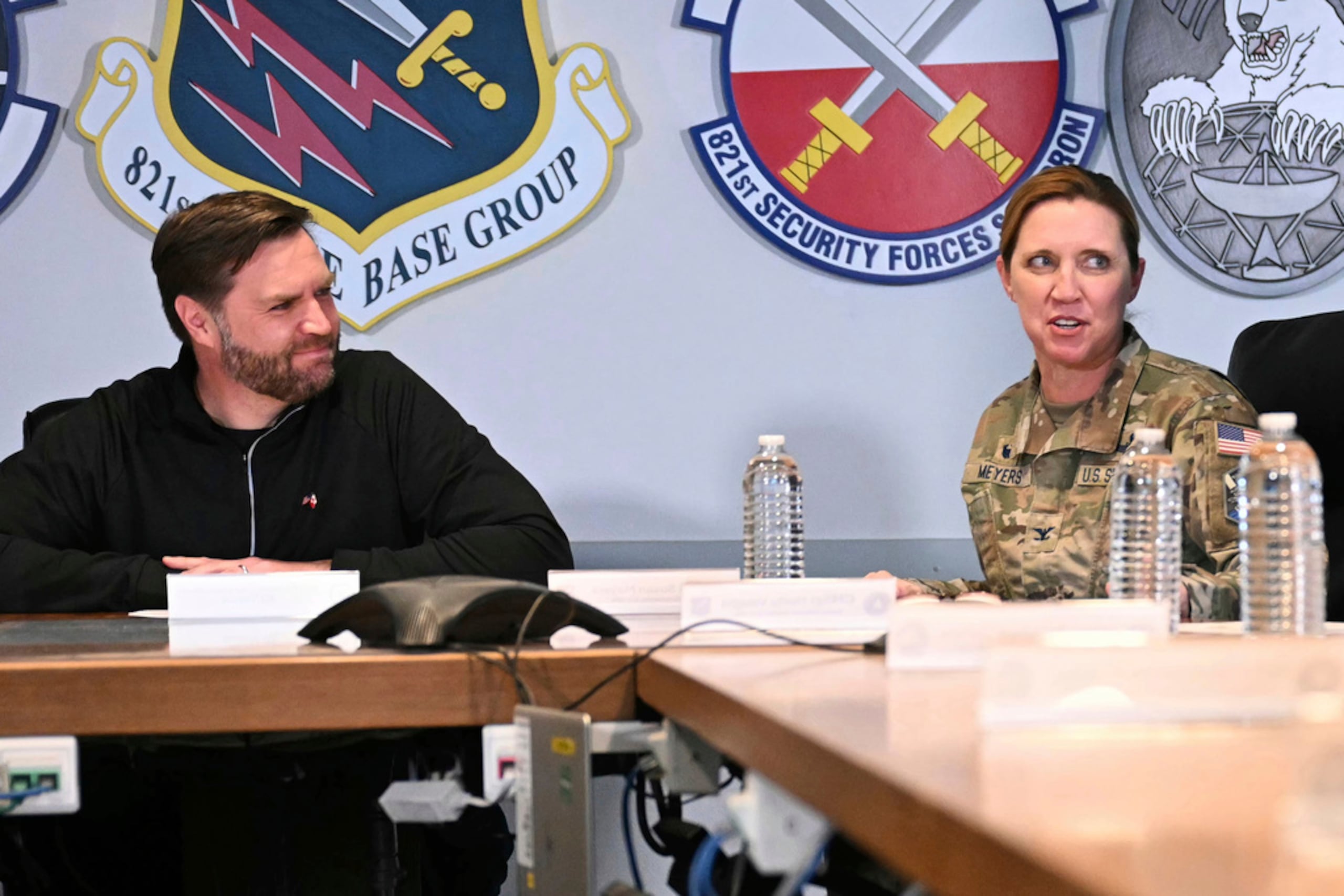 El vicepresidente JD Vance escucha a la coronel Susan Meyers, durante una sesión informativa en la Base Espacial Pituffik, en Groenlandia, el 28 de marzo de 2025.
