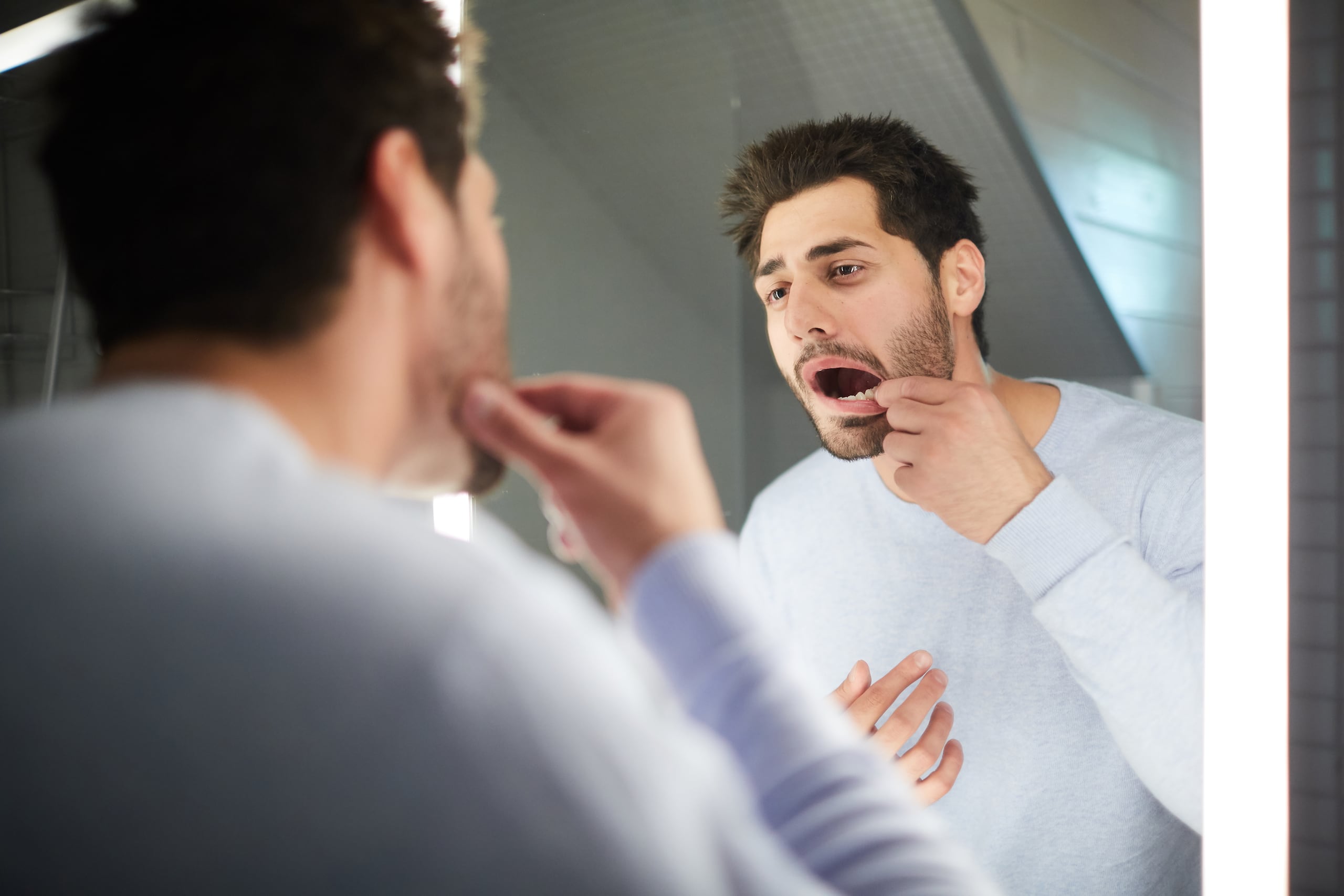La sensibilidad dental, la que puede manifestarse sintiendo punzadas o dolor en los dientes cuando ingieres bebidas o alimentos fríos o calientes.