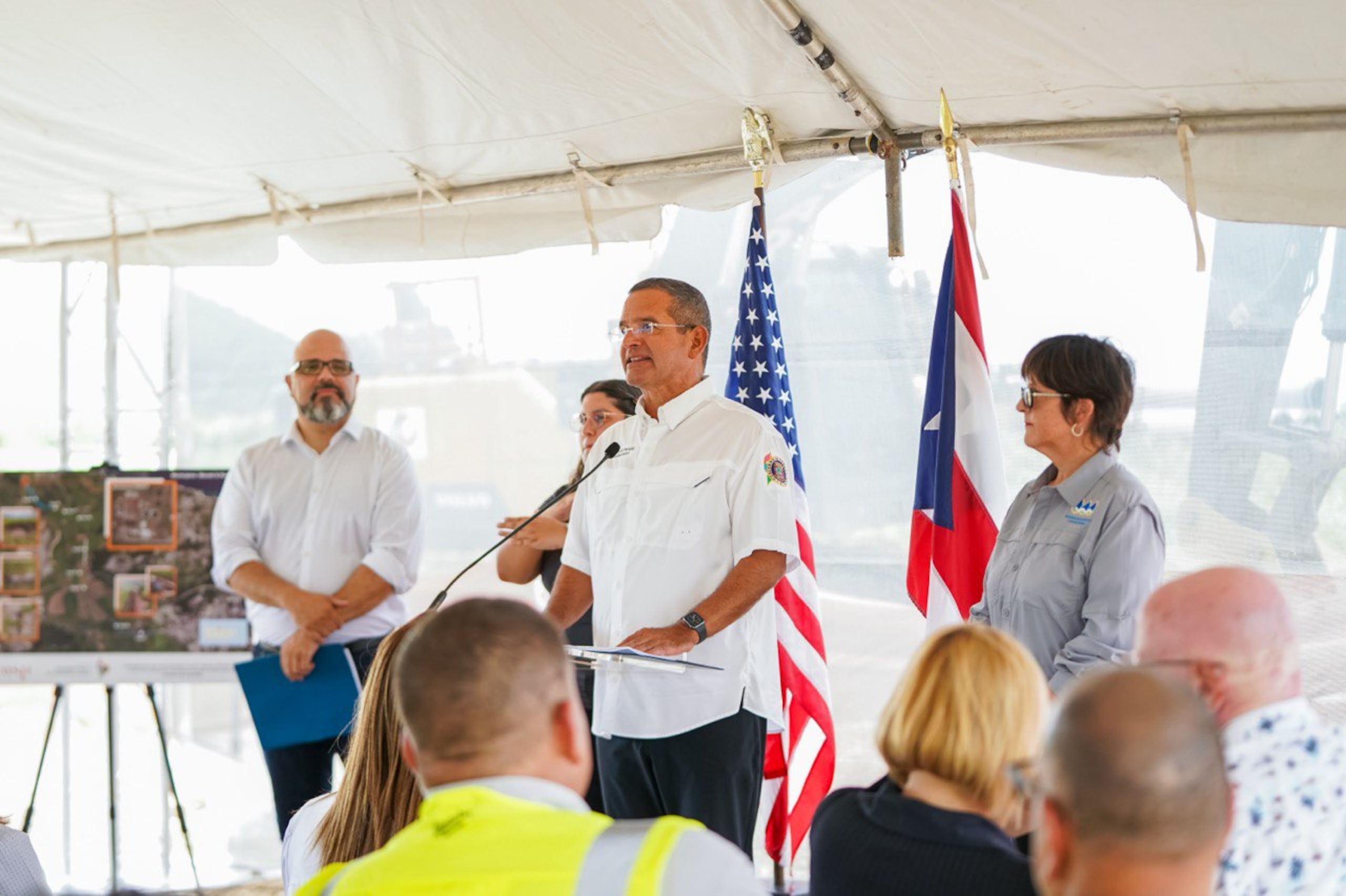 El gobernador de Puerto Rico, Pedro R. Pierluisi, junto a la presidenta ejecutiva de la Autoridad de Acueductos y Alcantarillados (AAA), Doriel Pagán Crespo, anunció los trabajos de rehabilitación que se realizan en la troncal sanitaria que lleva aguas residuales hasta la planta de alcantarillado sanitario de Barceloneta.