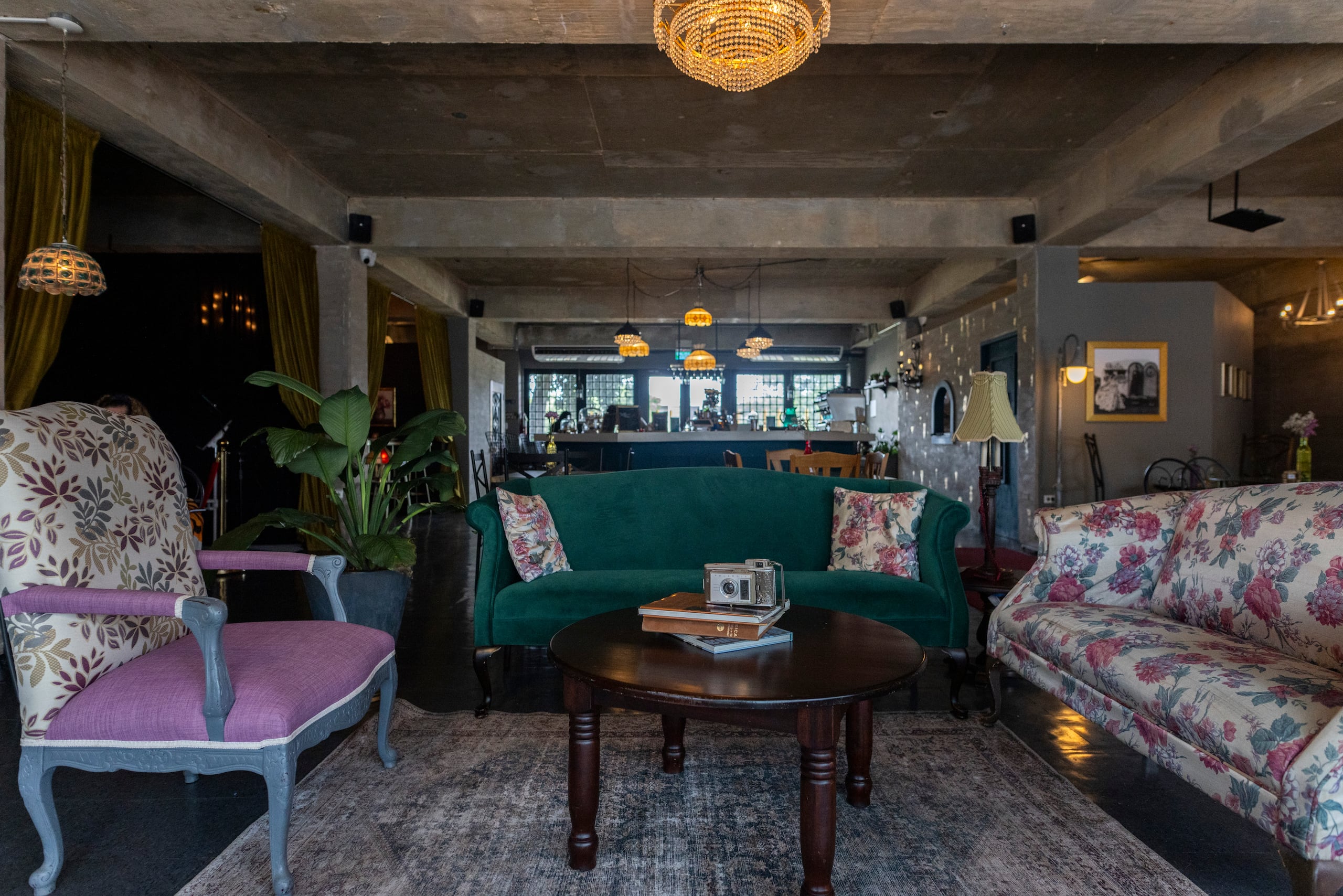 La ambientación del espacio en pleno casco urbano en Bayamón es vintage/ecléctico.