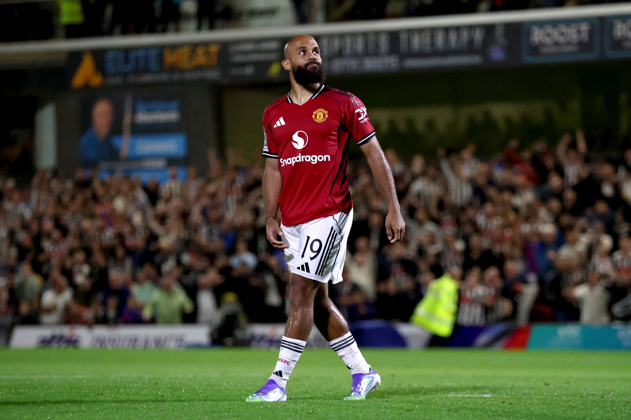 Bryan Mbeumo, del Manchester United, reacciona después de fallar su segundo cobro desde el punto penal frente a Grimsby Town.