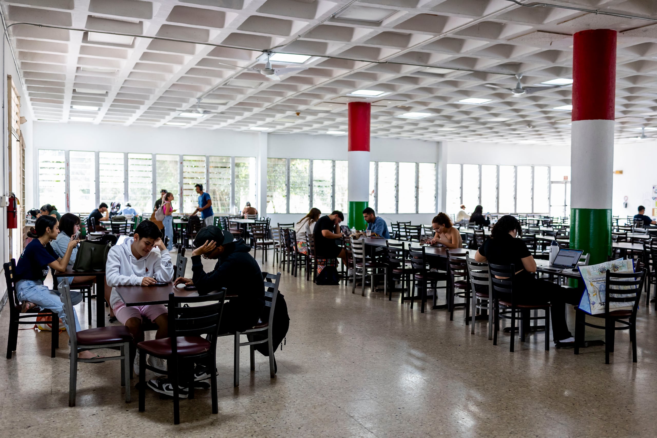 Estudiantes y trabajadores del Recinto de Cayey convergen en la cafetería.