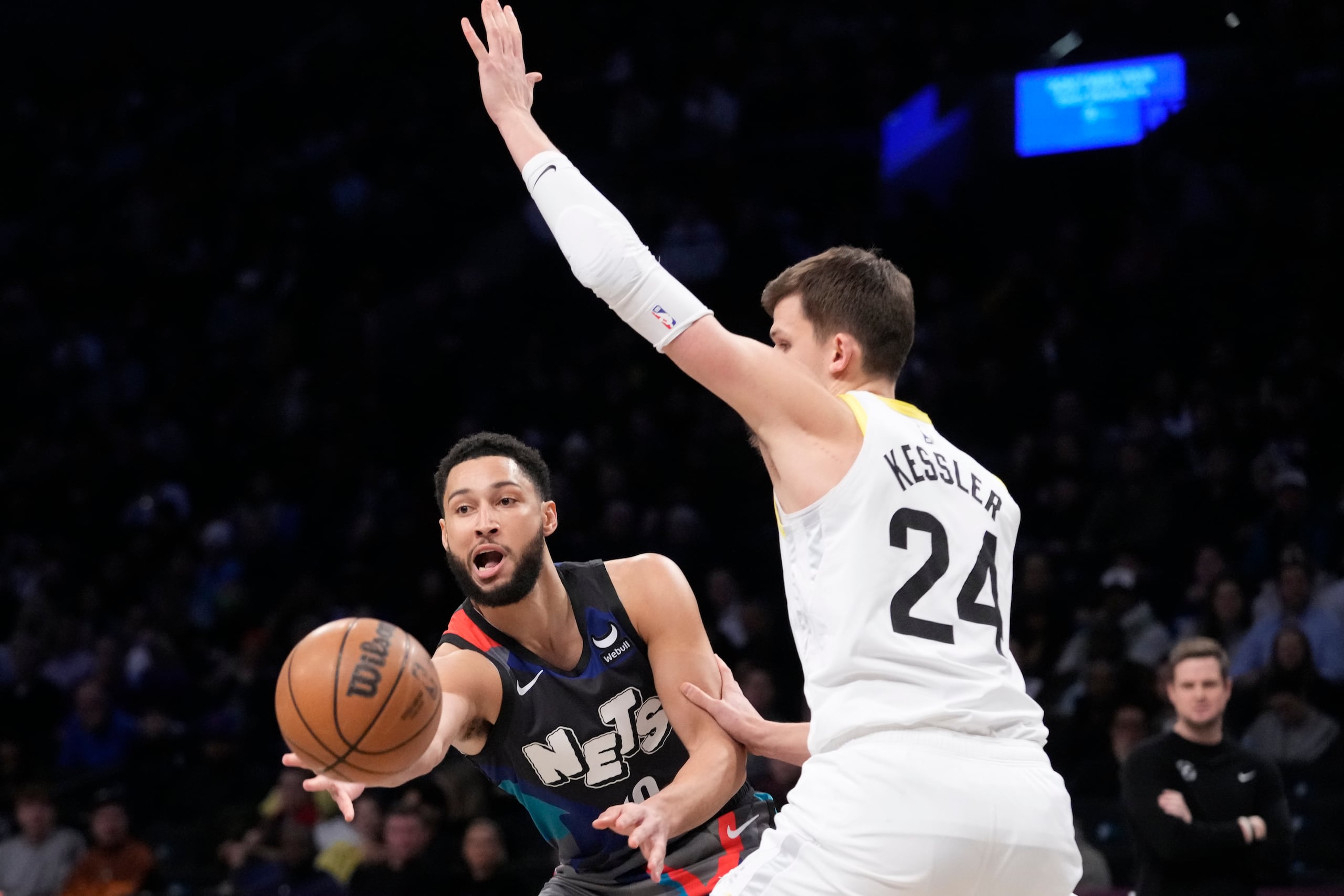 Ben Simmons, izquierda, de los Nets de Brooklyn, pasa el balón ante la presión defensiva de Walker Kessler (24), del Jazz de Utah, durante la primera mitad del juego de baloncesto de la NBA, el lunes 28 de enero de 2024, en Nueva York. (AP Foto/Mary Altaffer)