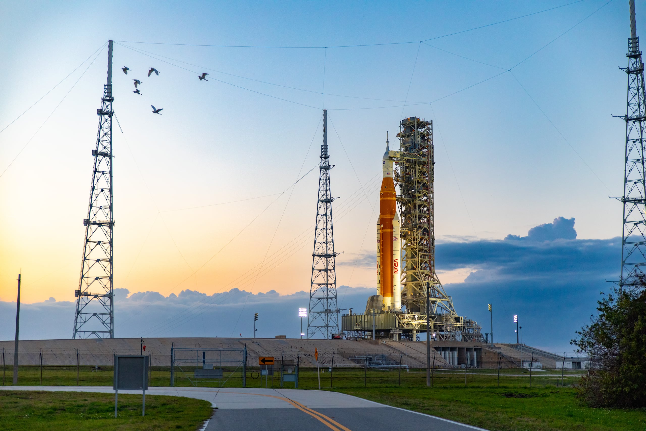 Fotografía del 25 de marzo de 2026 cedida por la NASA del cohete SLS (Sistema de Lanzamiento Espacial) de la misión Artemis II, con la nave espacial Orion en su cúspide, instaladas sobre una plataforma de lanzamiento en el Centro Espacial Kennedy de la NASA en Florida (Estados Unidos). EFE/NASA /SOLO USO EDITORIAL /NO VENTAS /SOLO DISPONIBLE PARA ILUSTRAR LA NOTICIA QUE ACOMPAÑA /CRÉDITO OBLIGATORIO
