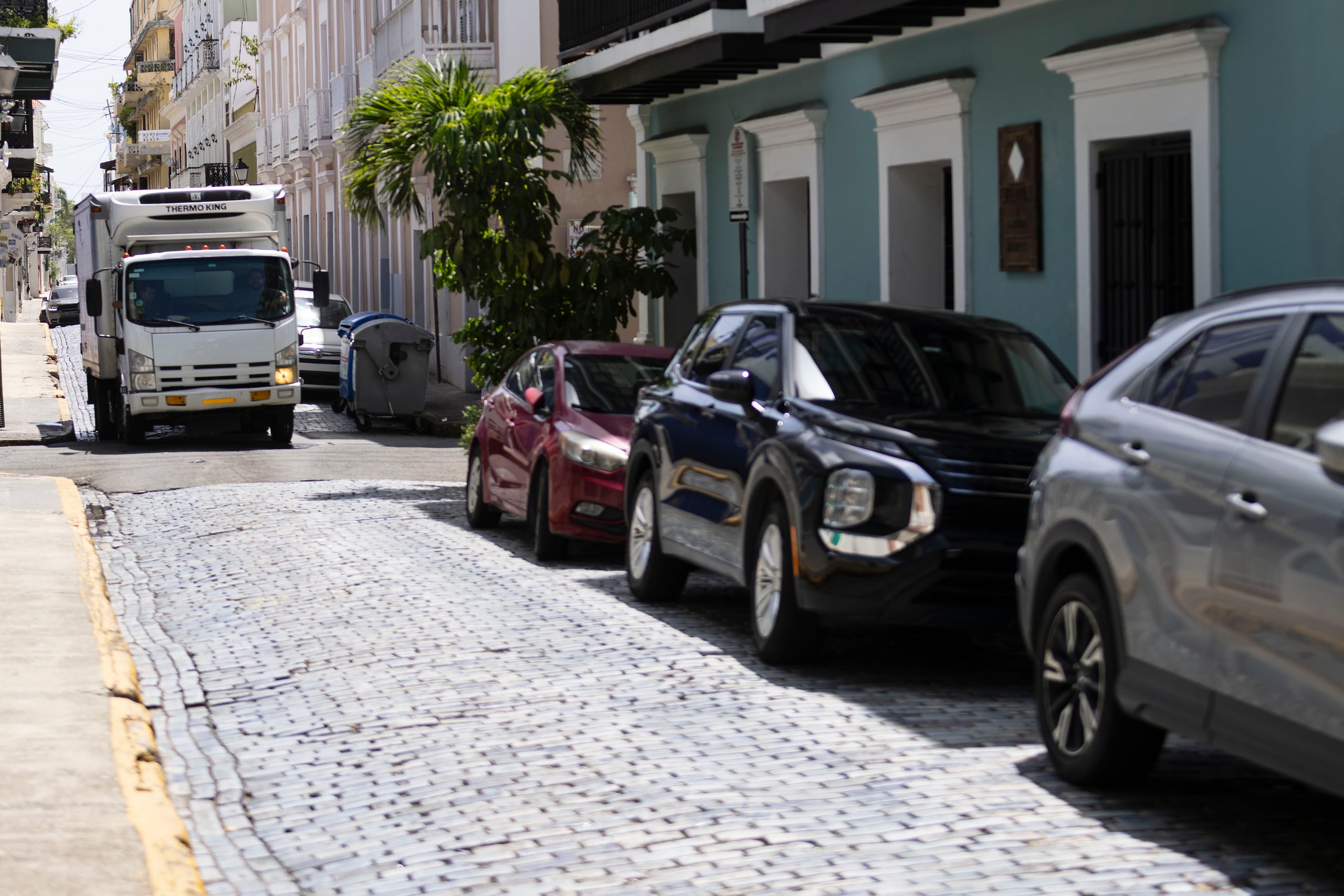 San Juan PR — 22 de agosto de 2025 – Rey Segurola, un abogado retirado que lleva años dando rondas mañaneras y crea informeso para documentar las diversas situaciones que llevan décadas aquejando a los residentes del Viejo San Juan. Tras resistir años, está en el proceso de mudarse del recinto histórico porque no soporta vivir en las condiciones actuales.
###
Foto por:
Xavier Araújo | GFR Media
xavier.araujo@gfrmedia.com
Araujo
turismo, desplazamiento, airbnb, hoteles, renta, gentrificacion, miguel romero, alcalde