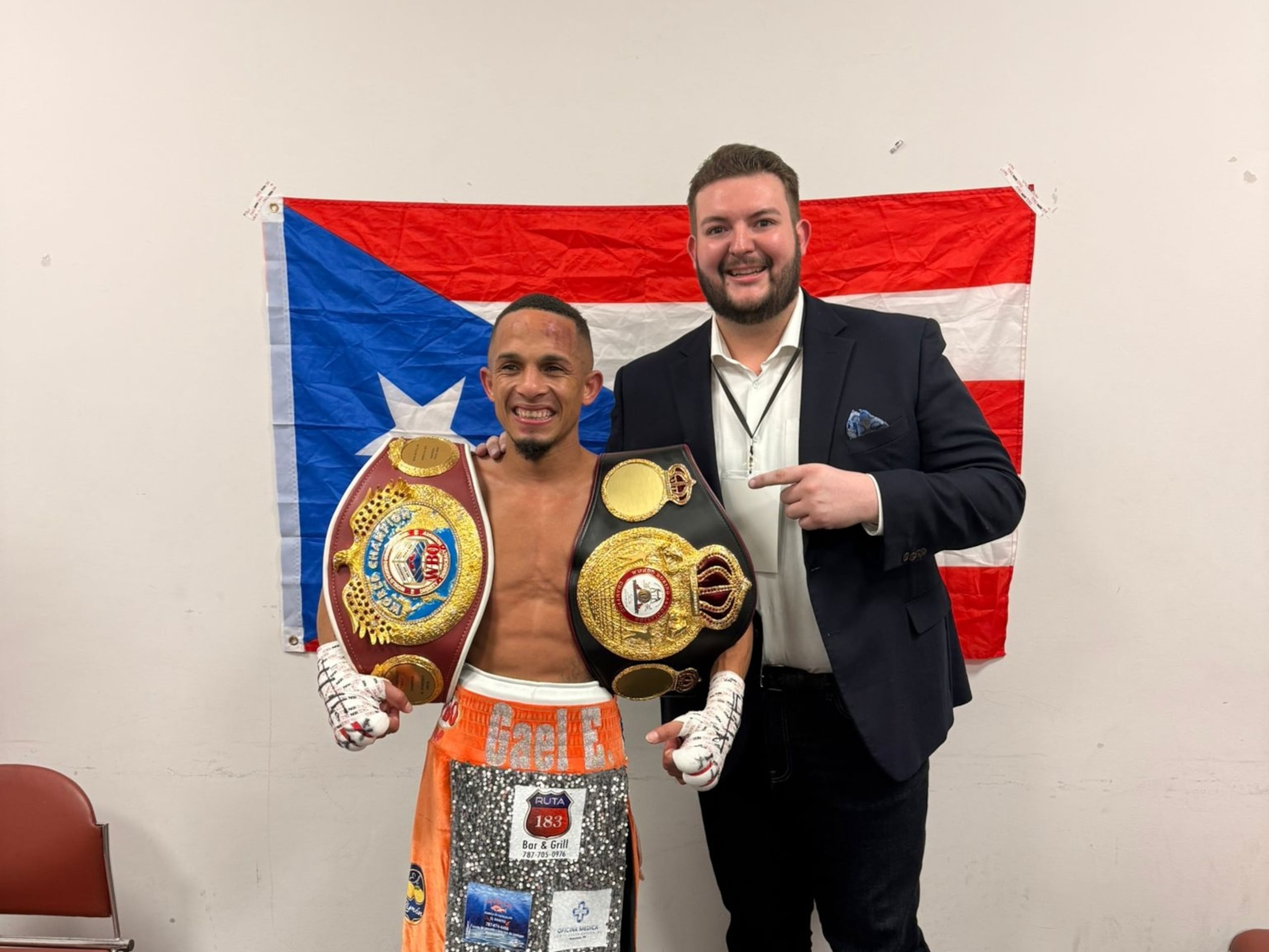 René “Chulo” Santiago (izquierda) posa con sus dos cinturones de las 108 libras junto a Félix Zabala III.