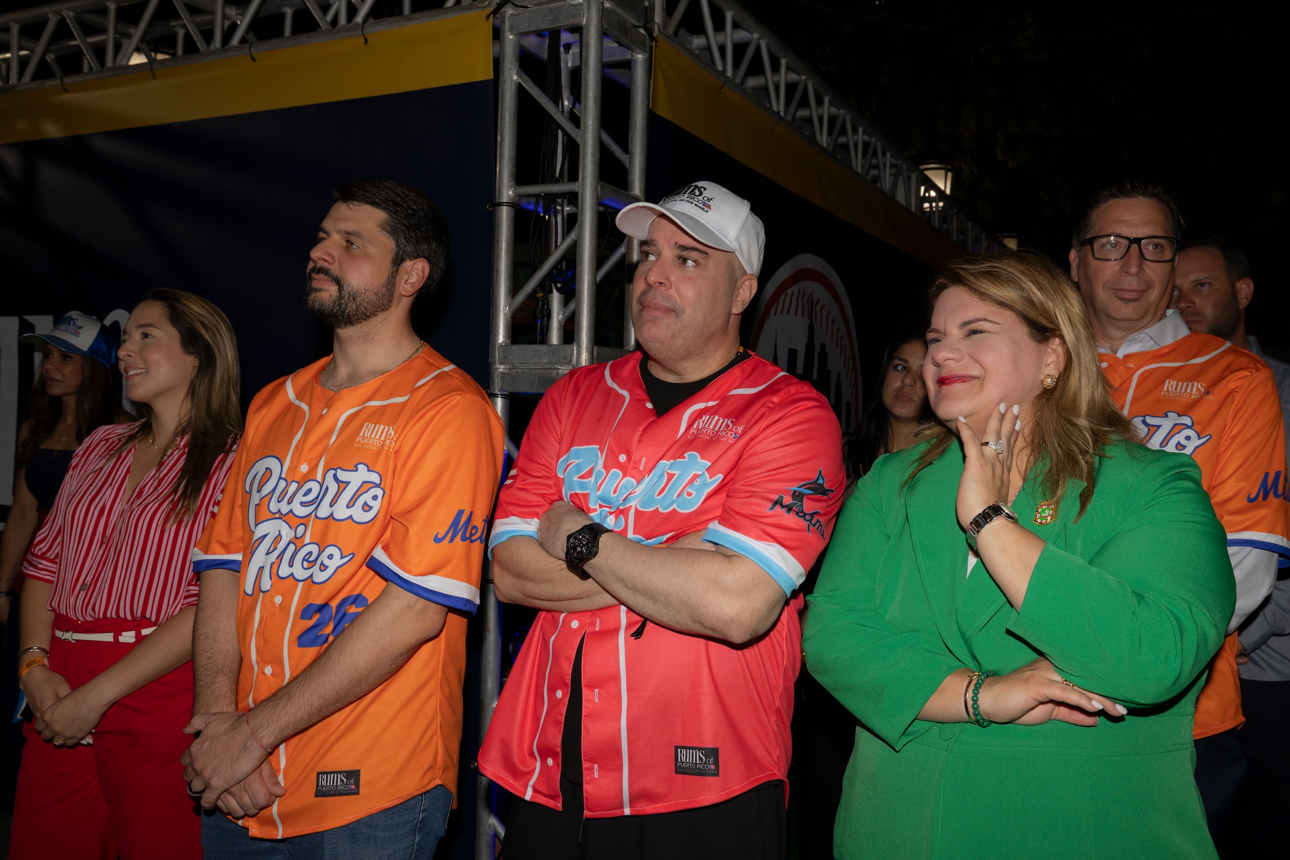 Desde la izquierda, Willianette Robles Cancel, Carlos J, Ríos Pierluisi, Carlos Herrero, la gobernadora Jenniffer González Colón y Jorge L. Pérez (en segundo plano).