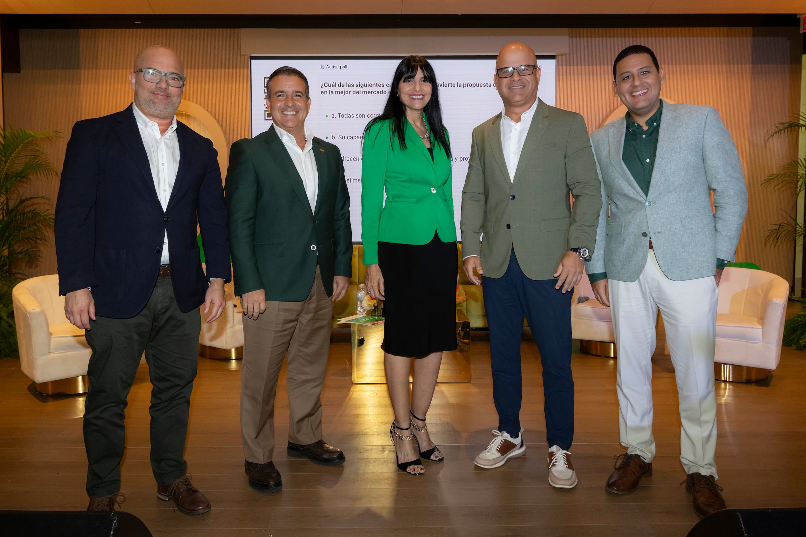 Desde la izquierda, Jose Aponte, Roberto Pando, doctora Inés Hernández-Roses, Roberto Torres y Herminio Nieves Blasini.