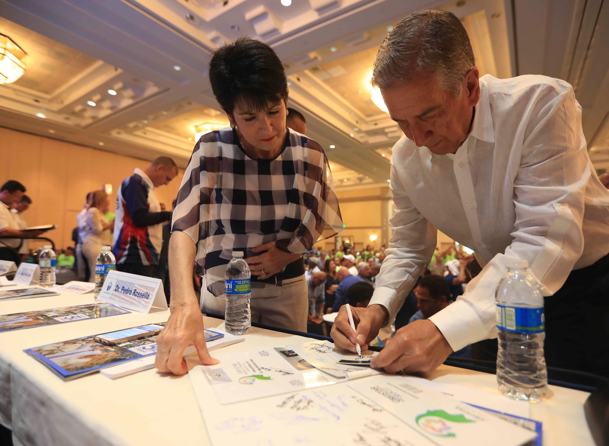 El exgobernador Pedro Rosselló y Maga Nevares a su llegada a la convención.