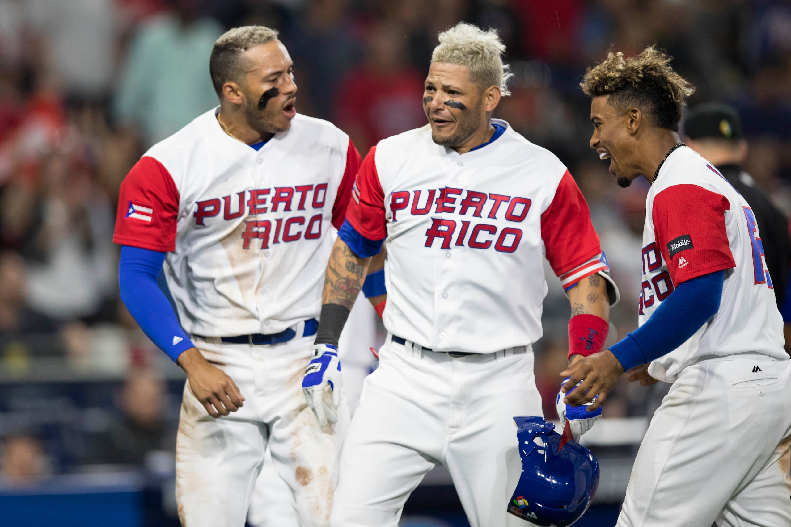 Carlos Correa, a la izquierda; Yadier Molina, al centro; y Francisco Lindor durante el Clásico Mundial de Béisbol 2017.