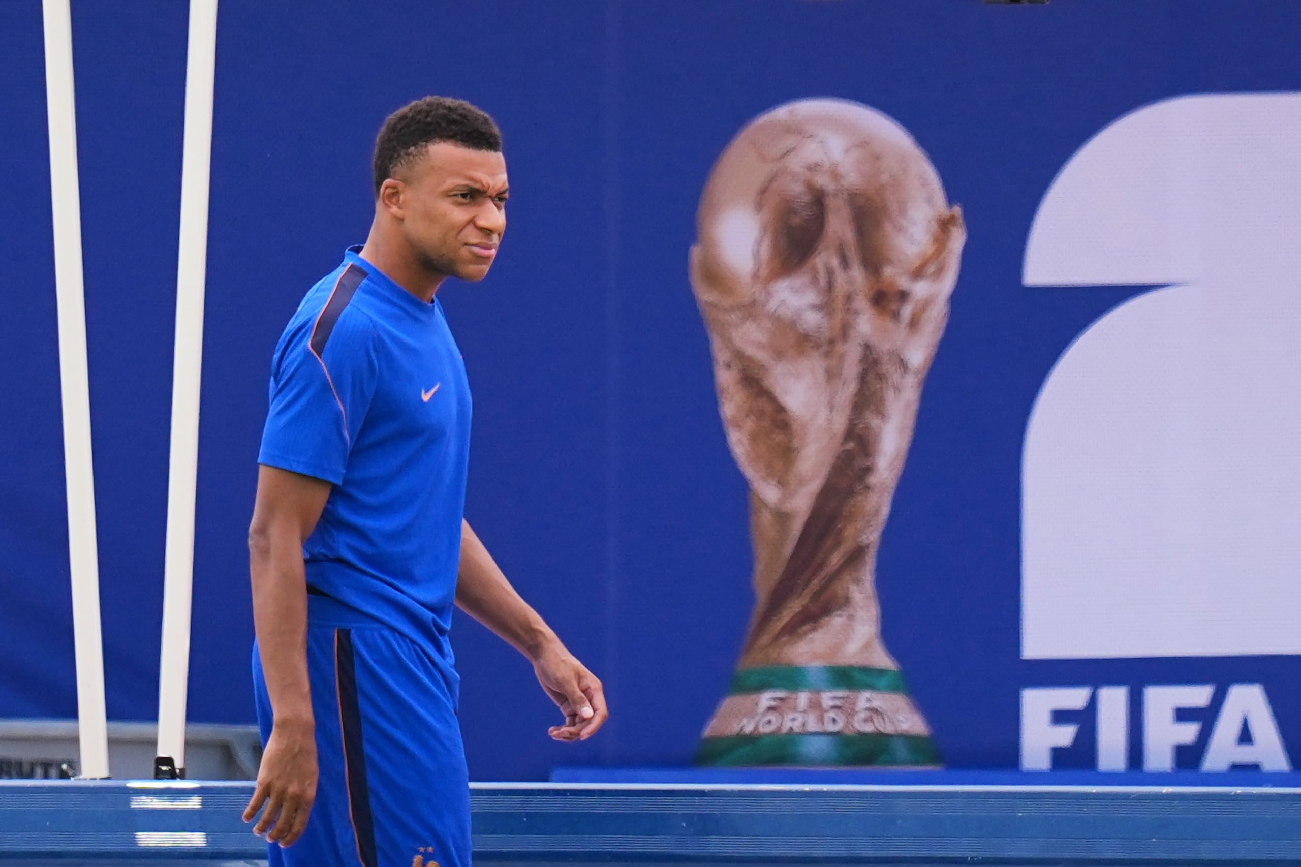 Kylian Mbappé participa en una práctica de Francia previo a su partido contra España en la semifinal del Mundial.