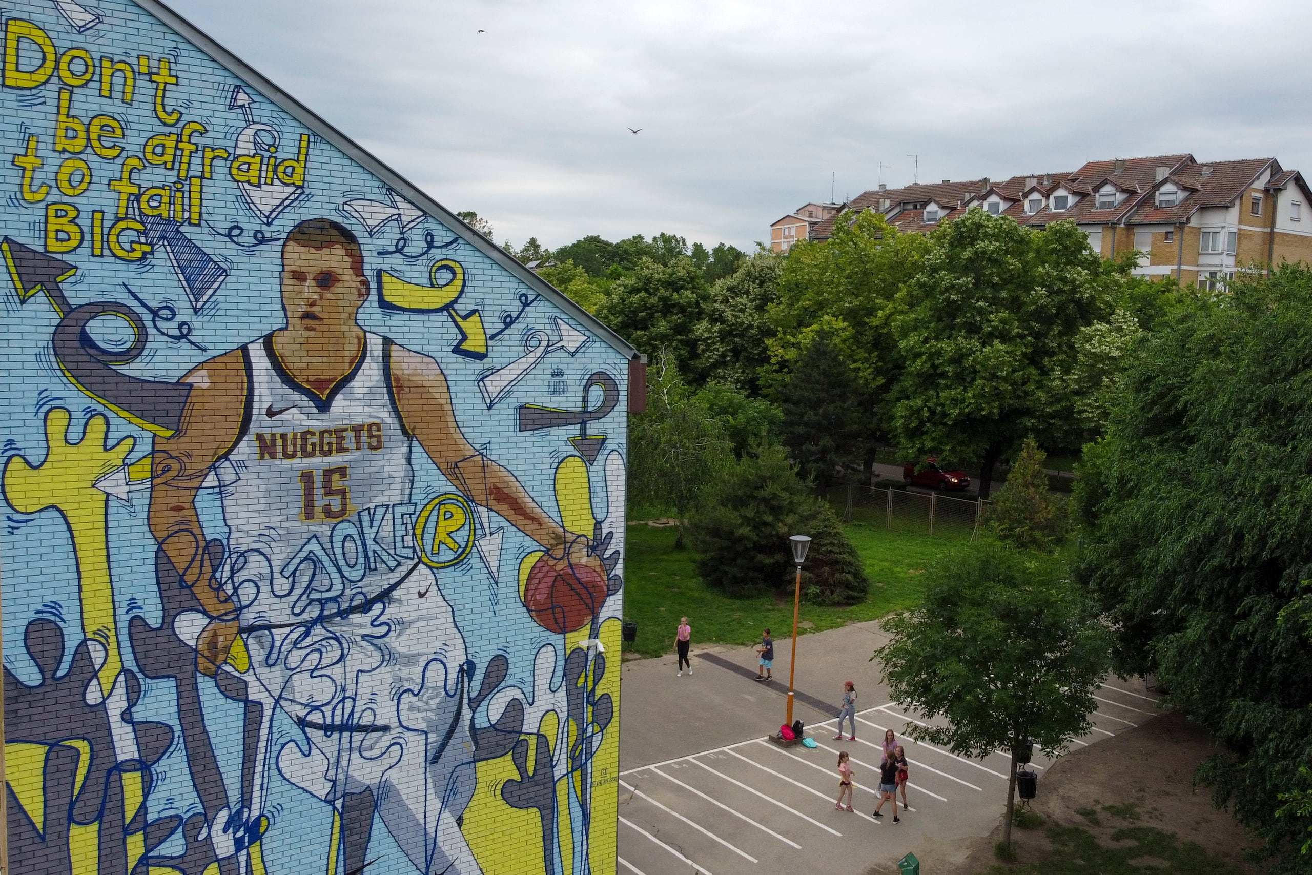 Un mural de Nikola Jokic adorna una de las paredes de una de las escuelas en las que estudió el jugador en su natal Serbia.