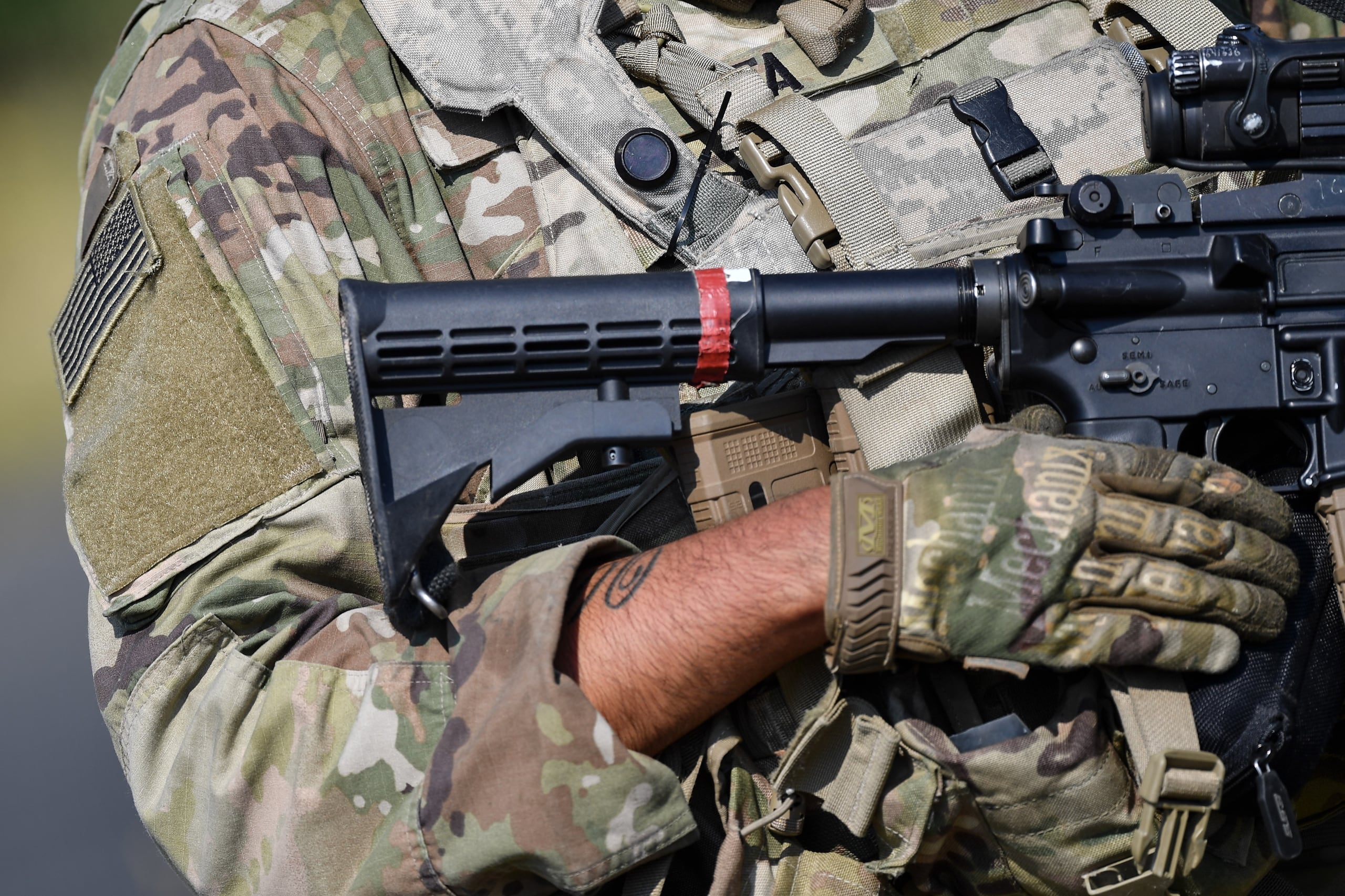 No está claro si se incluirán políticas como las exenciones amplias del afeitado para las tropas de las fuerzas especiales en entornos operativos o los soldados estacionados en los climas árticos de Alaska, donde el afeitado puede representar un riesgo médico en condiciones de frío extremo.