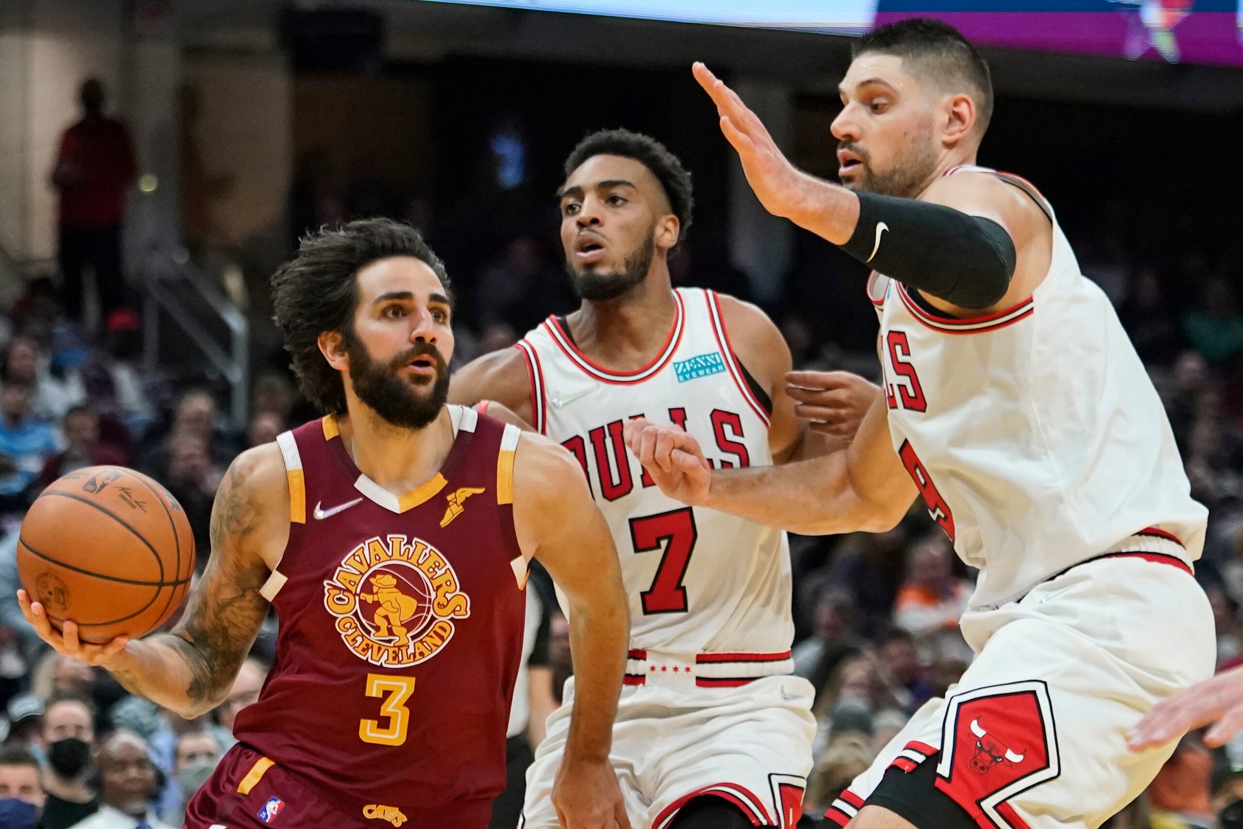 ARCHIVO- Ricky Rubio, a la izquierda, enfila hacia la canasta ante la marca defensiva de Troy Brown Jr., al centro, y Nikola Vucevic, a la derecha, en la segunda mitad del juego de baloncesto de la NBA, el miércoles 8 de diciembre de 2021, en Cleveland.