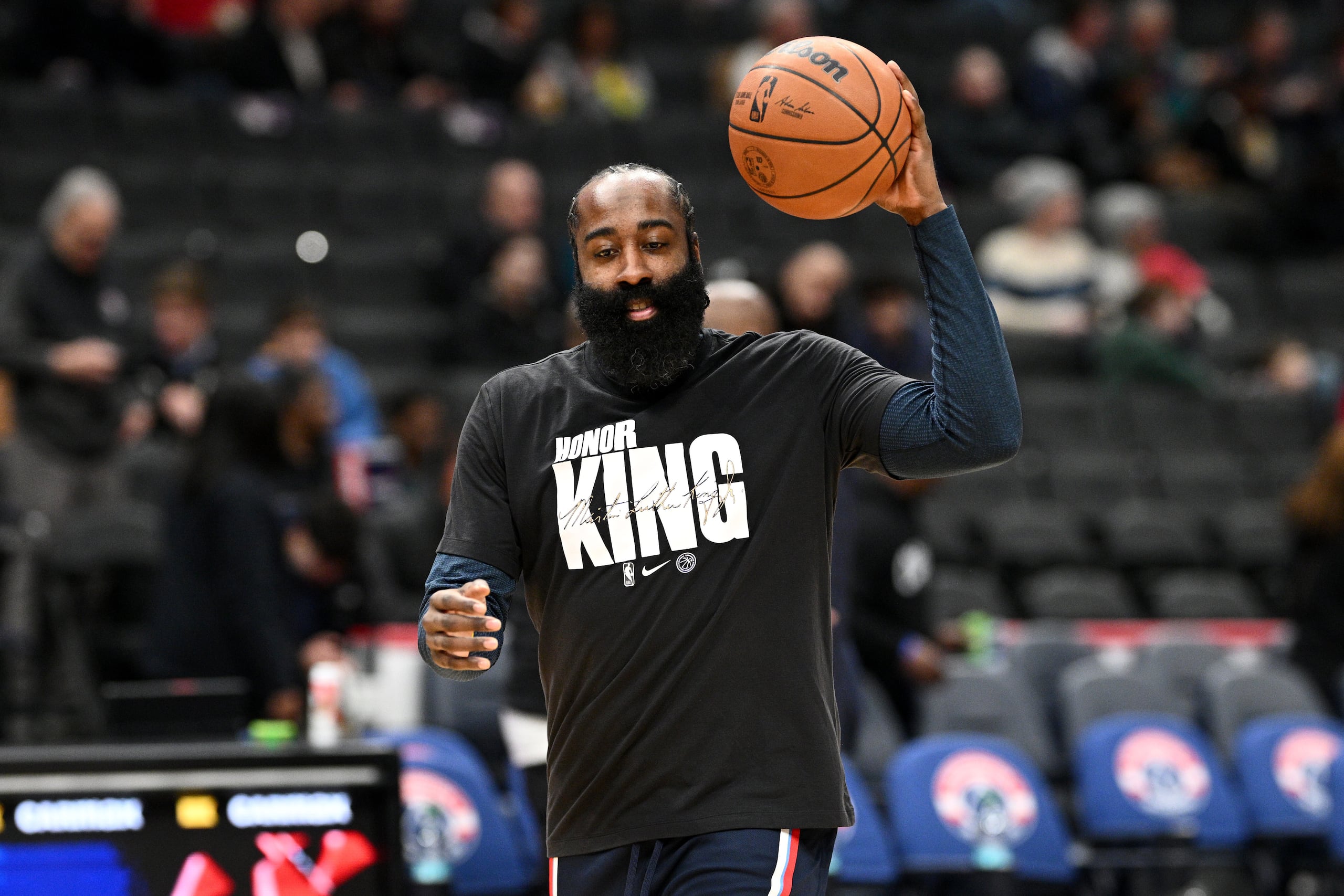 James Harden, base de los Clippers de Los Ángeles, calienta antes de un partido ante los Wizards de Washington, el lunes 19 de enero de 2026 (AP Foto/Nick Wass)
