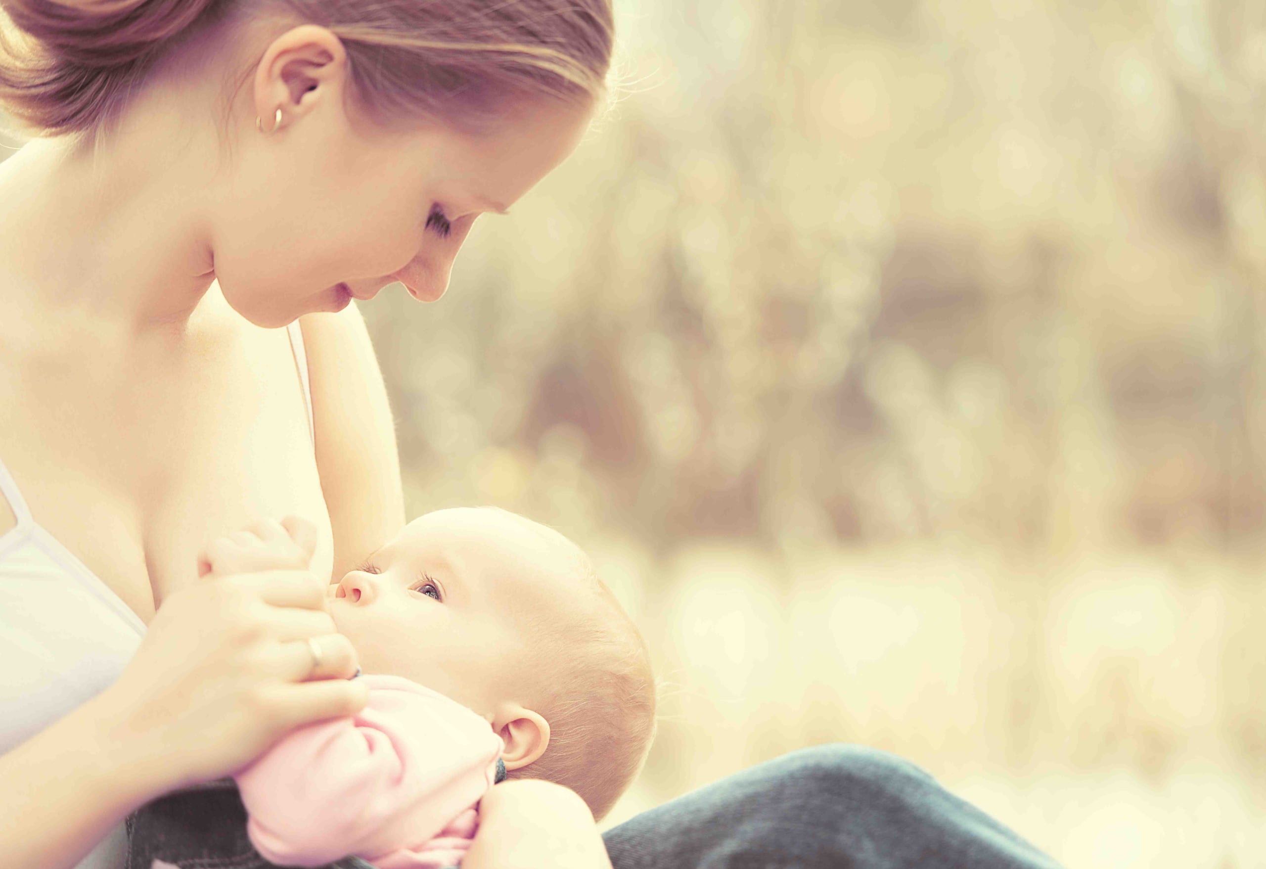 La Organización Mundial de la Salud (OMS), recomienda los primeros seis meses de vida con lactancia exclusiva y luego incluir alimentos sólidos saludables que complementen la leche materna al menos hasta los dos años. (Foto: Shutterstock.com)