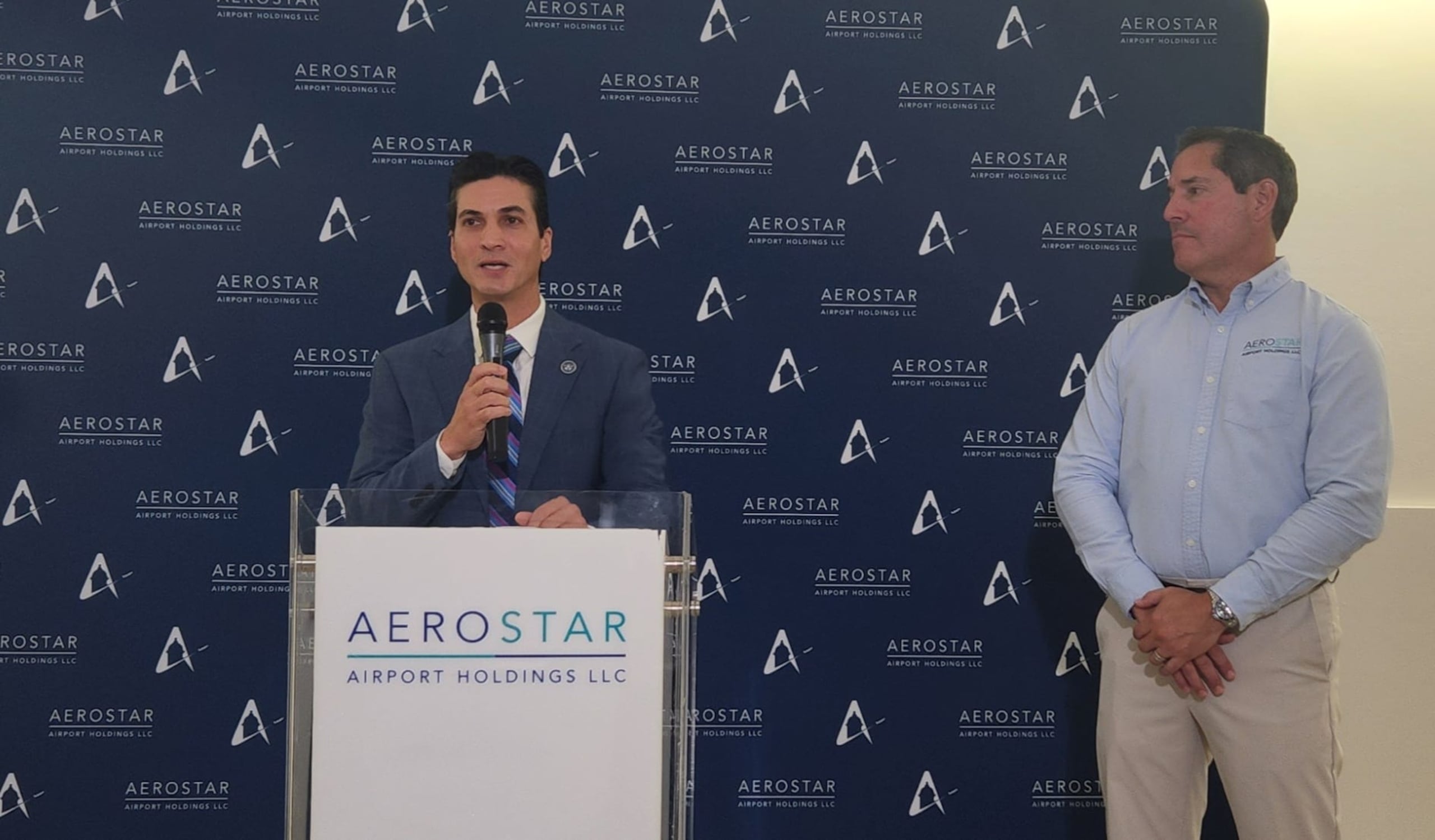 Jesús Serrano, director de la Administración de Seguridad en el Transporte (TSA, en inglés) en Puerto Rico y las Islas Vírgenes, da sus recomendaciones para evitar retrasos a la hora de salir hacia un viaje, mientras Jorge Hernández, presidente de Aerostar Airport Holdings, le observa.