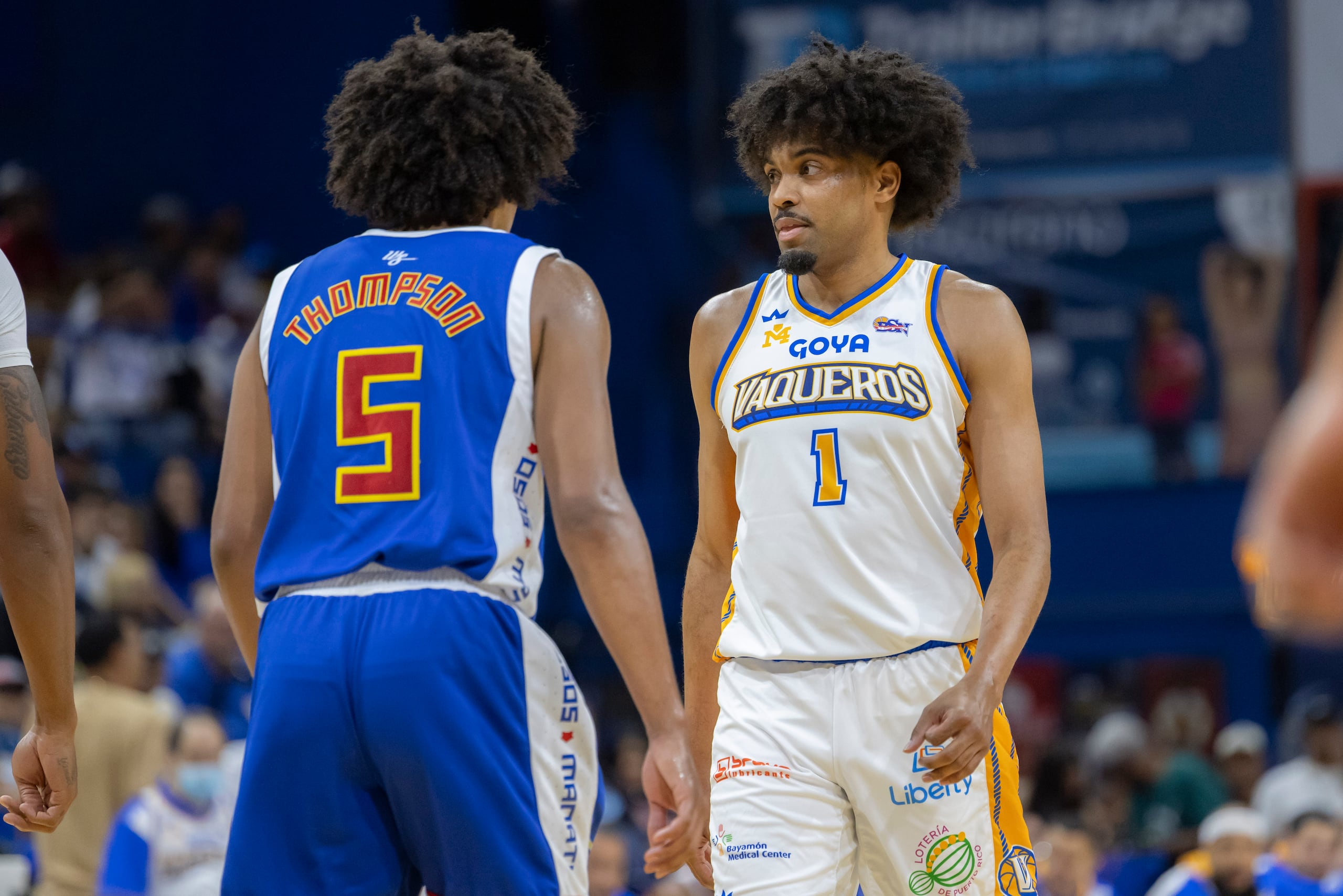 Stephen (derecha) y Ethan Thompson durante el partido del miércoles entre los Vaqueros de Bayamón y los Osos de Manatí.