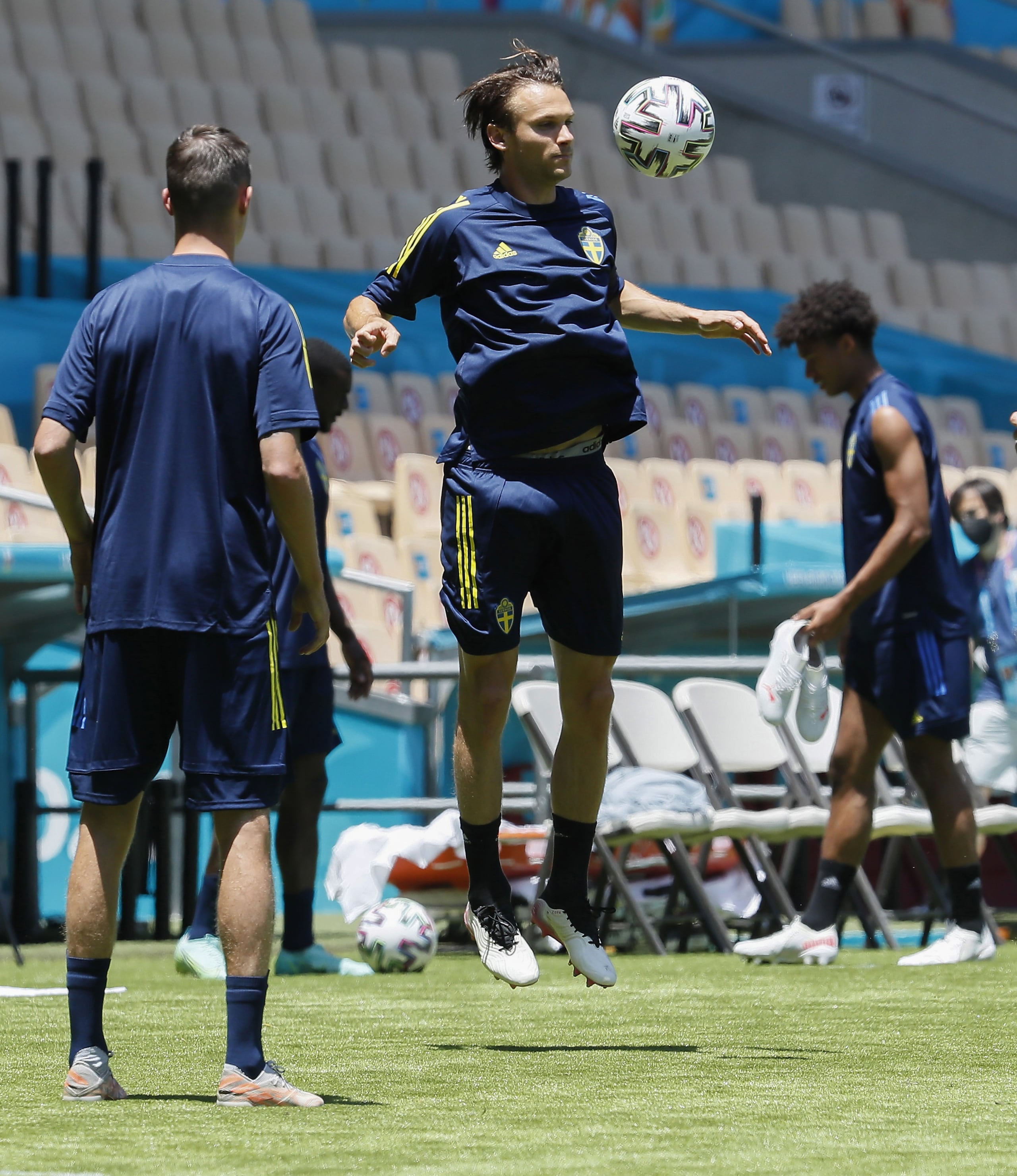 El centrocampista de la selección de Suecia Kristoffer Olsson (centro), durante un entrenamiento en Sevilla.