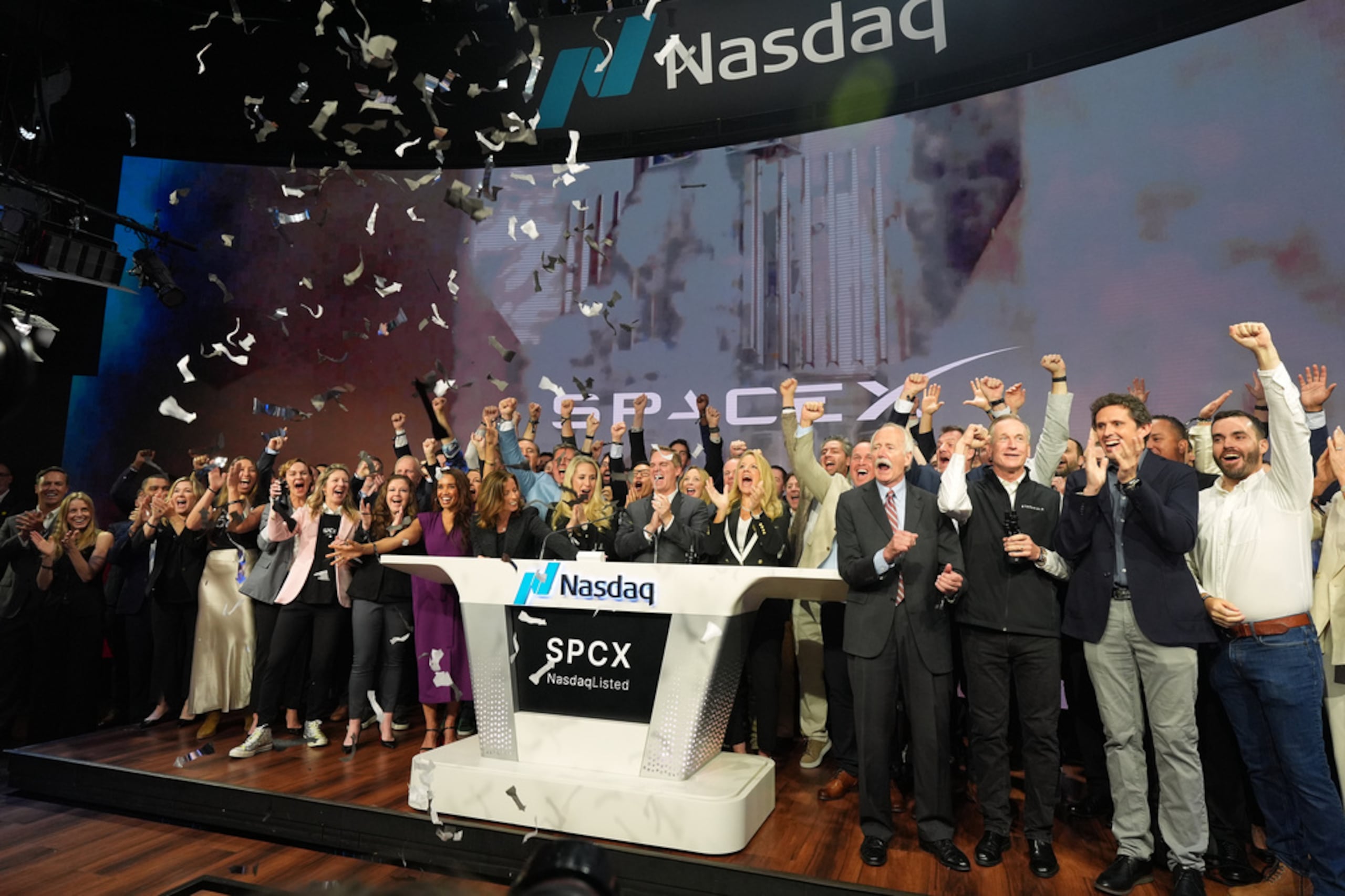 Empleados de SpaceX celebran durante una ceremonia de toque de campana por la salida a bolsa de SpaceX en el Nasdaq MarketSite en Nueva York, el viernes 12 de junio de 2026.
