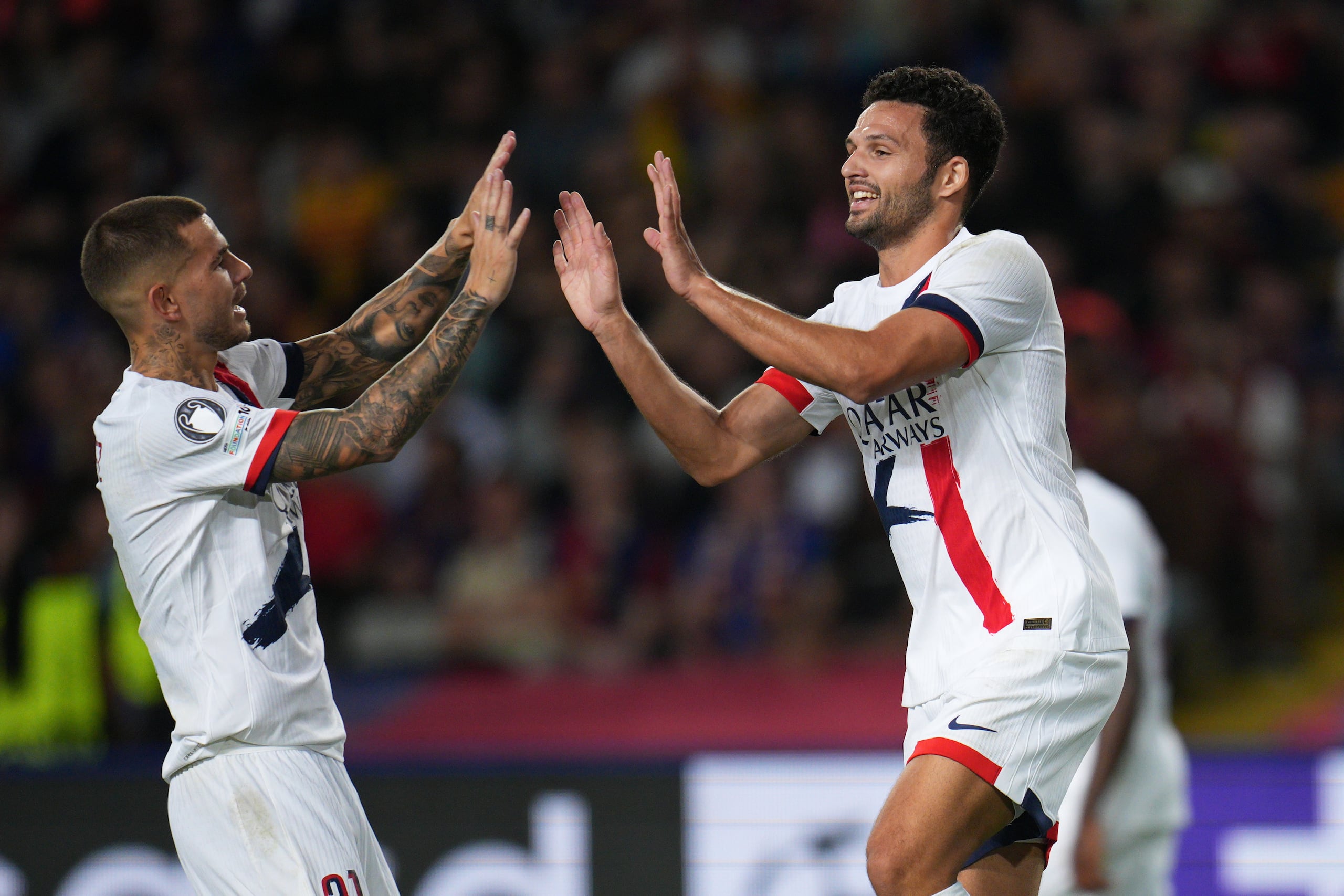 Goncalo Ramos, del Paris Saint-Germain, celebra con Lucas Hernández tras marcar un gol ante el Barcelona en la Champions League.