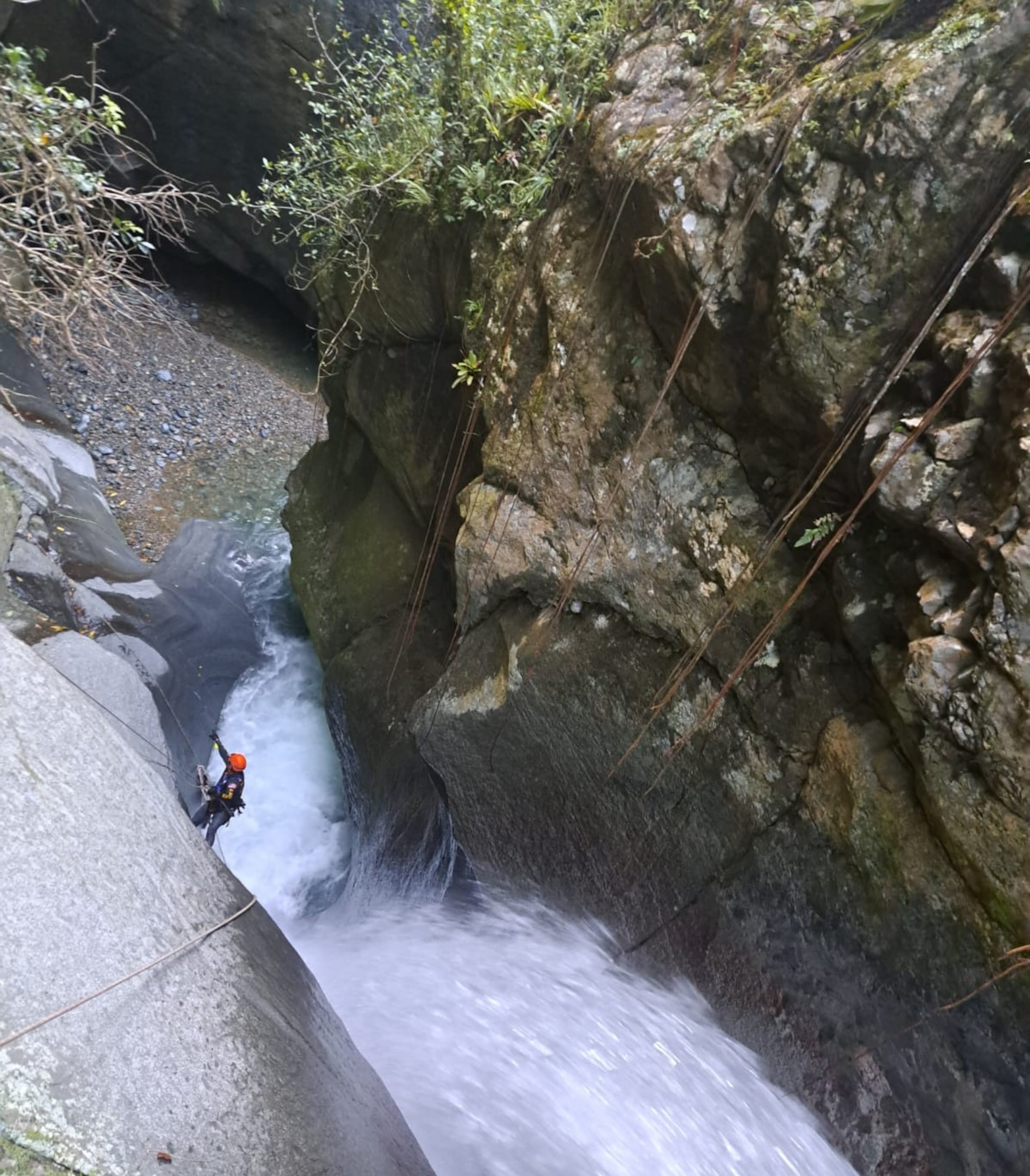Se presume que la mujer y el hombre sufrieron un accidente mientras hacían "rappelling", actividad deportiva que consiste en bajar por pendientes utilizando cuerdas.