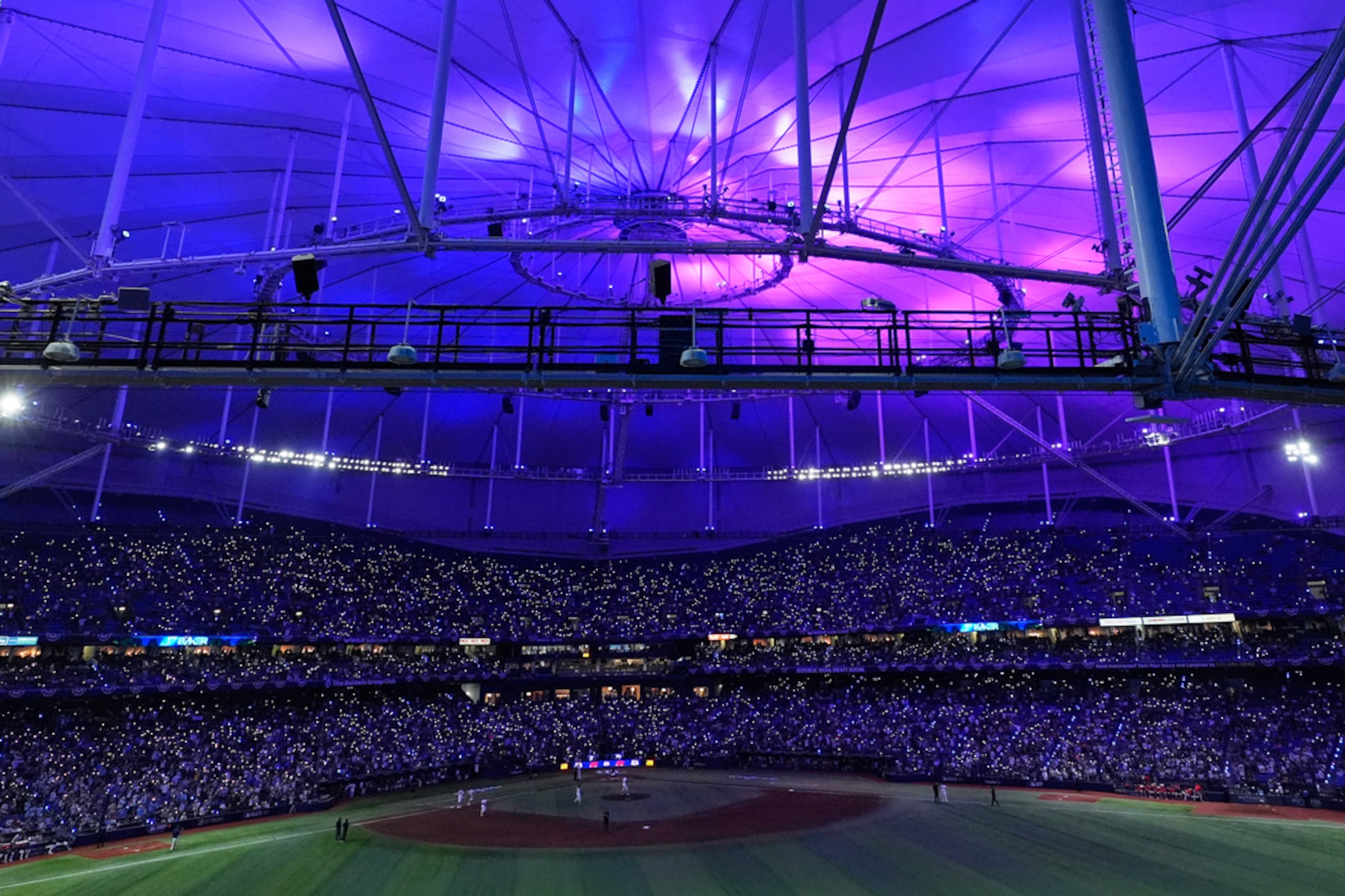 El estadio de Tampa Bay tiene techo fijo y el de Milwaukee es retráctil — probablemente estará cerrado, con temperaturas a la hora del juego pronosticadas en los 40 altos o 50 bajos Fahrenheit.