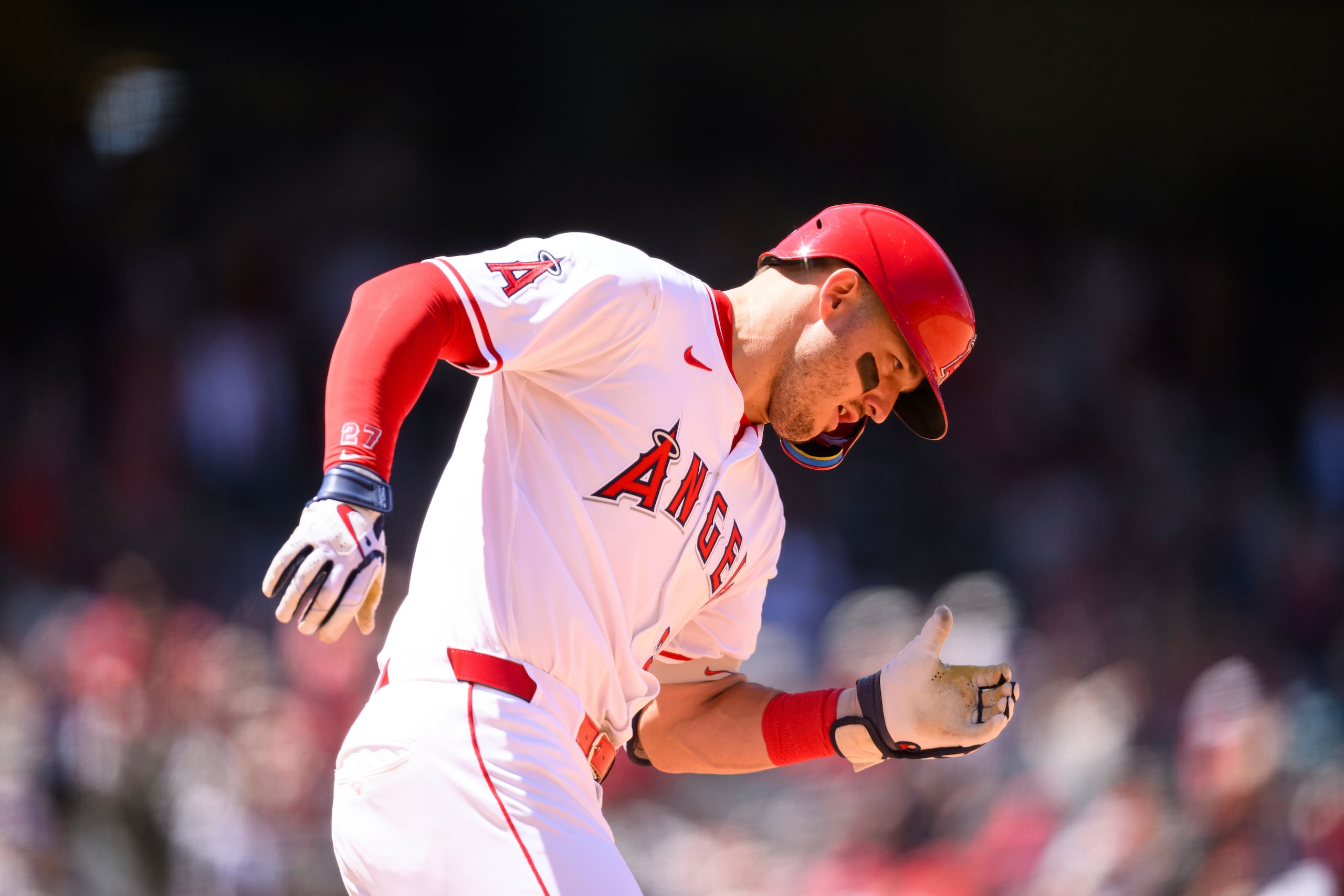 Mike Trout, de los Angels de Los Ángeles, corre después de batear un jonrón durante la quinta entrada del juego de béisbol de Grandes Ligas.