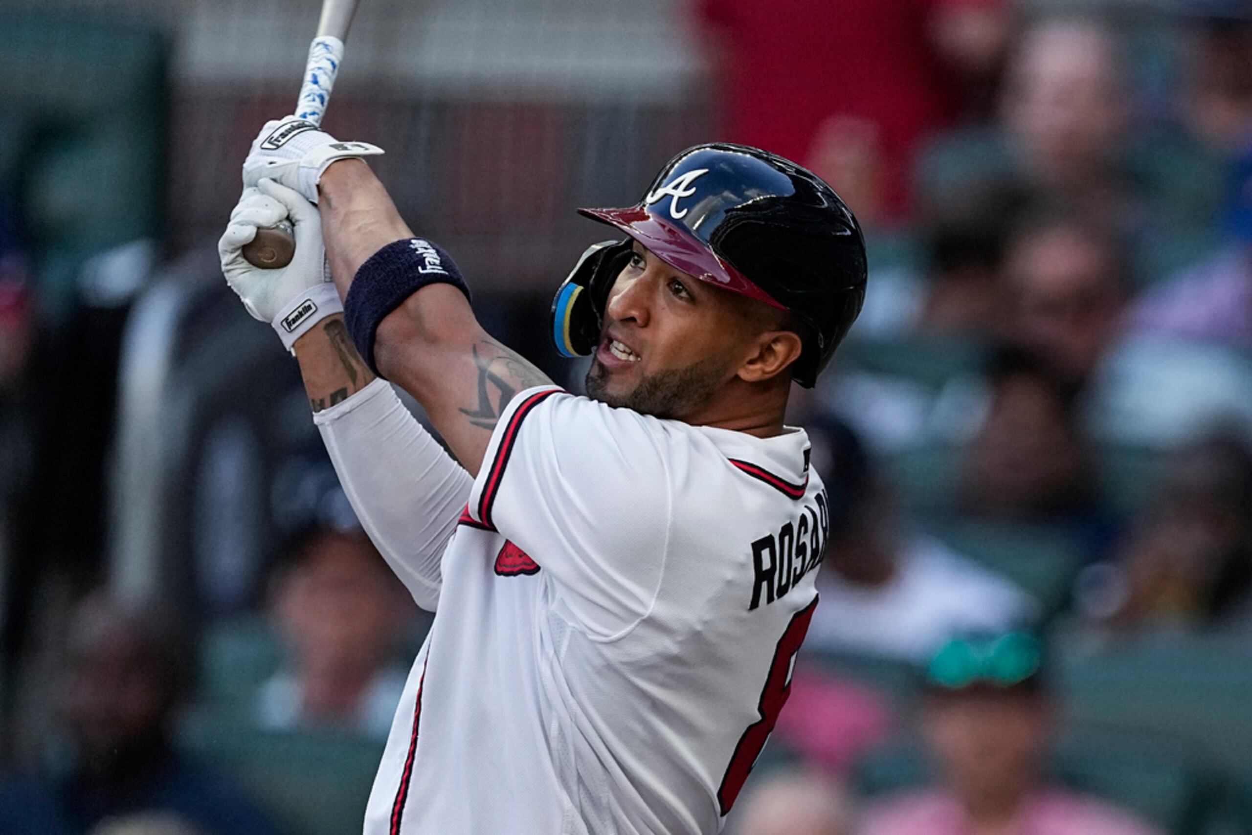 Eddie Rosario observa la trayectoria del batazo de dos carreras en la segunda entrada.