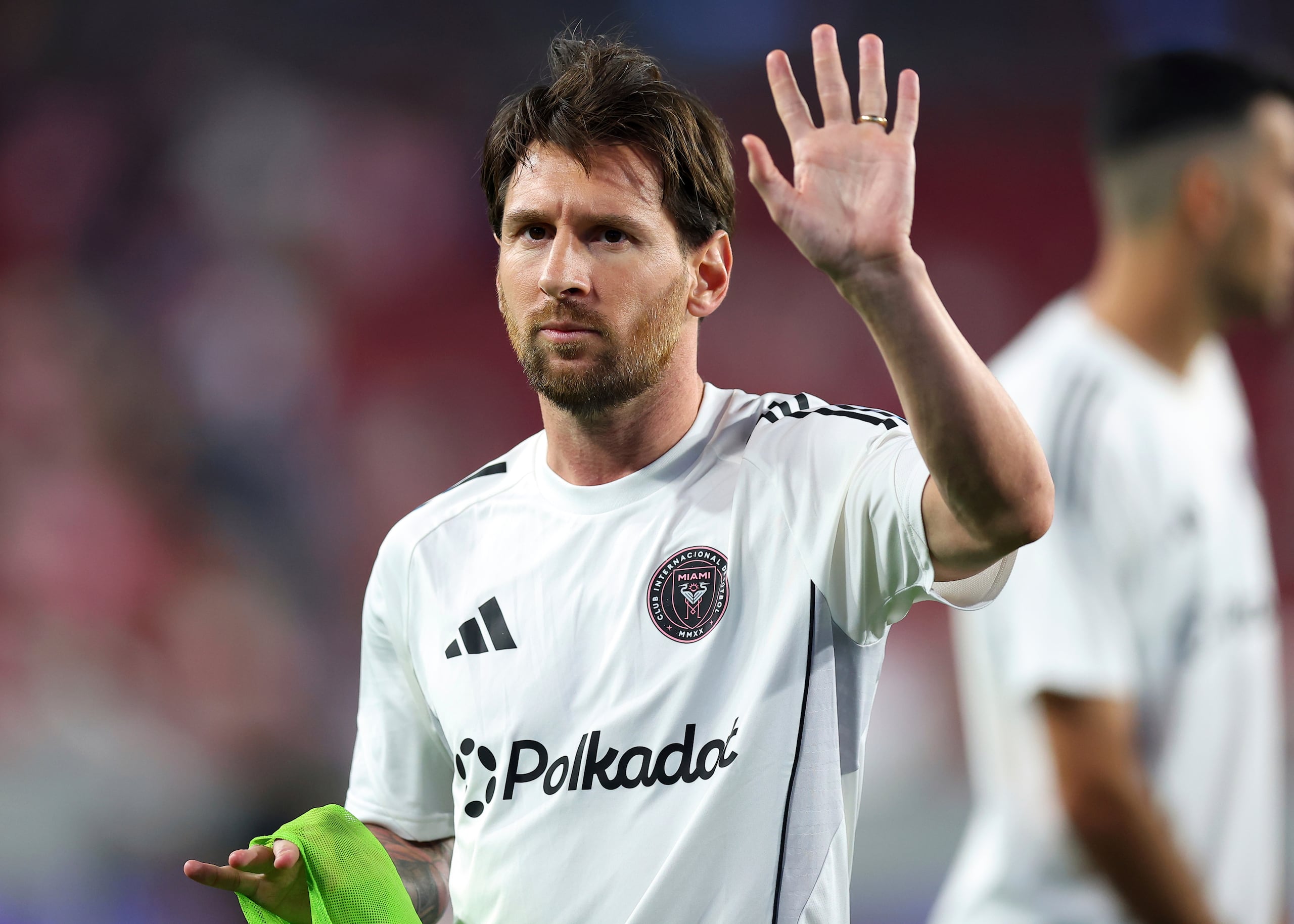 El astro argentino Lionel Messi, del Inter Miami, saluda a la hinchada antes de un amistoso ante Orlando City el viernes 14 febrero, 2025, en Tampa, Estados Unidos.