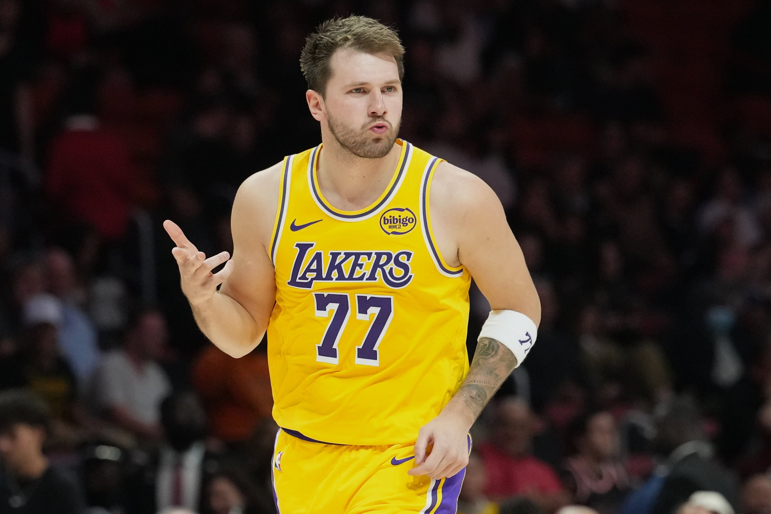Luka Doncic en uniforme de los Lakers de Los Ángeles.