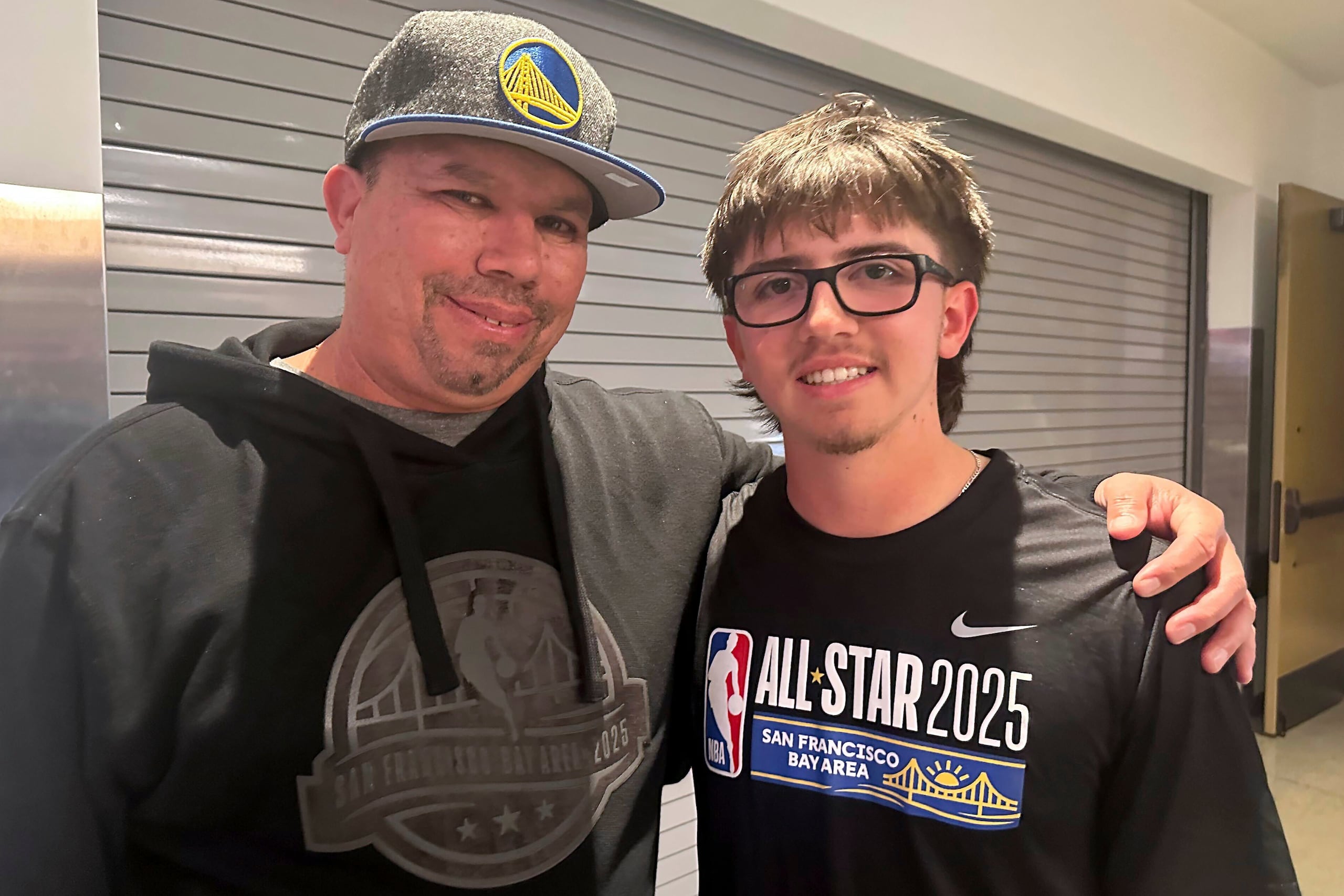 El ganador del concurso de triples del Fin de Semana de Estrellas, Jaren Barajas, un estudiante universitario de primer año de 18 años de Oakley, a la derecha, posa con su padre Michael después de vencer a Damian Lillard en un concurso de tres puntos para ganar $100.000 en el Juego de Estrellas el domingo 16 de febrero de 2025 en San Francisco. (AP Foto/Janie McCauley)