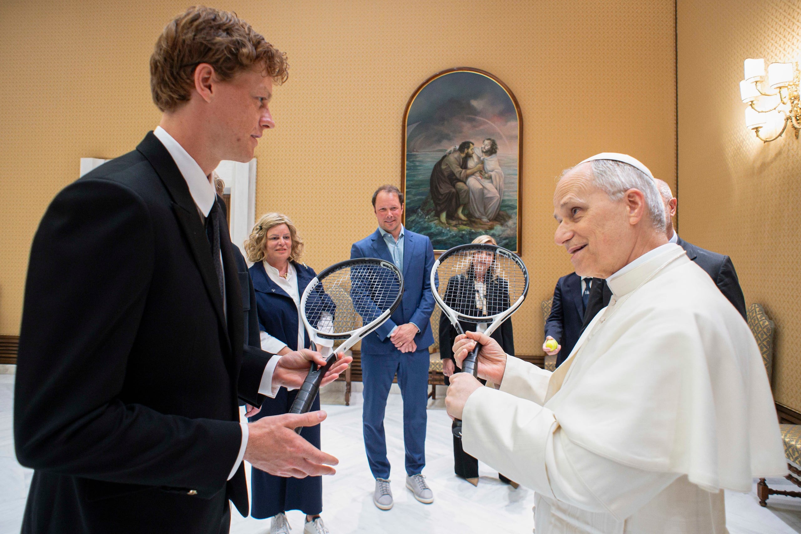 Jannik Sinner (izquierda) saluda al papa León XIV durante una reunión en el Vaticano, el miércoles 14 de mayo de 2025. (Vatican Media vía AP)