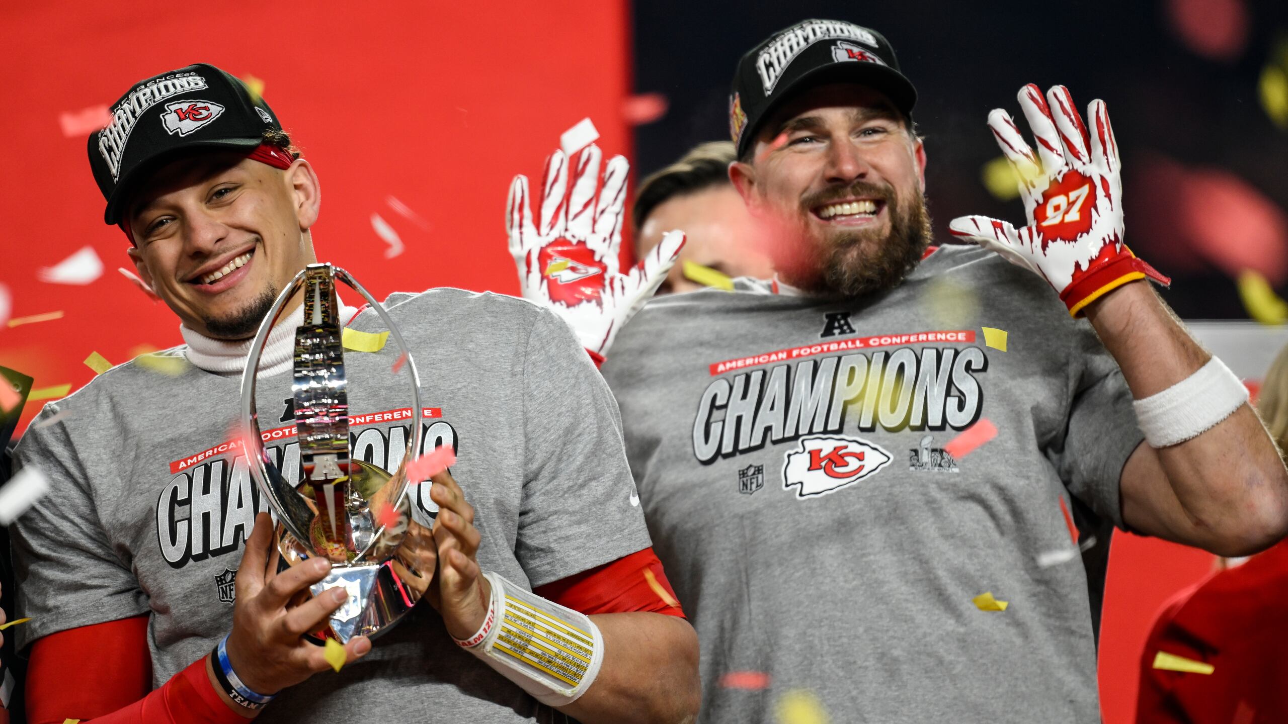 Patrick Mahomes, quarterback, y Travis Kelce, tight end, ambos de los Chiefs de Kansas City, celebran la victoria sobre los Bills de Buffalo después del Juego de Campeonato de la Conferencia Americana, en los playoffs de la NFL, el domingo  26 de enero de 2025, en Kansas City, Missouri. (AP Foto/Reed Hoffmann)